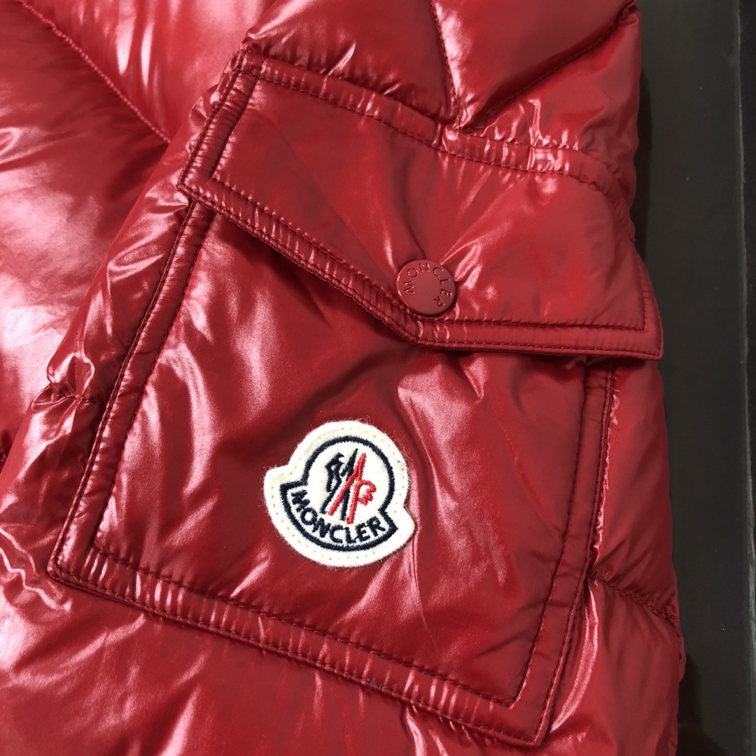 P500 #Moncler/蒙口 #MAYA玛雅 高版本 陈奕迅明星同款 经典中的典范#男女同款款!
采用尼龙制成搭配标志性长方格绗缝,是Moncler风格典范。跨越季节与时尚的经典短款设计,具有个性鲜明的轮廓、可拆卸风帽和可调节下摆,袖标口袋羽绒服受到8年代标致性外套的影响,Maya以现代风格和尖端元素重新审视了Moncler档案中的造型,这是品牌在滑雪装备方面获得的专业成果。
无论在运动方面,还是在服饰风格,这件高性能和积极精神的夹克具有好胜者强烈要求夺冠的所有元素。
➖NFC感应防伪芯片
➖独家采用台湾原厂尼龙nylon内外面料。
➖辅料五金原厂定制,还原正品级品质。
颜色:黑色深灰色 巧克力色 蓝色 红色
尺码:1-2-3-4-5-6▪️