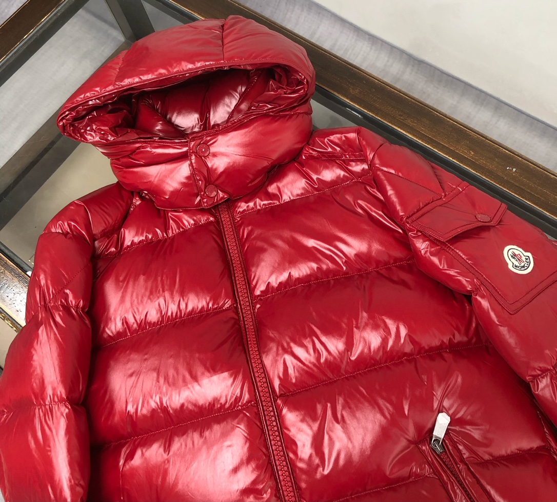 P500 #Moncler/蒙口 #MAYA玛雅 高版本 陈奕迅明星同款 经典中的典范#男女同款款!
采用尼龙制成搭配标志性长方格绗缝,是Moncler风格典范。跨越季节与时尚的经典短款设计,具有个性鲜明的轮廓、可拆卸风帽和可调节下摆,袖标口袋羽绒服受到8年代标致性外套的影响,Maya以现代风格和尖端元素重新审视了Moncler档案中的造型,这是品牌在滑雪装备方面获得的专业成果。
无论在运动方面,还是在服饰风格,这件高性能和积极精神的夹克具有好胜者强烈要求夺冠的所有元素。
➖NFC感应防伪芯片
➖独家采用台湾原厂尼龙nylon内外面料。
➖辅料五金原厂定制,还原正品级品质。
颜色:黑色深灰色 巧克力色 蓝色 红色
尺码:1-2-3-4-5-6▪️