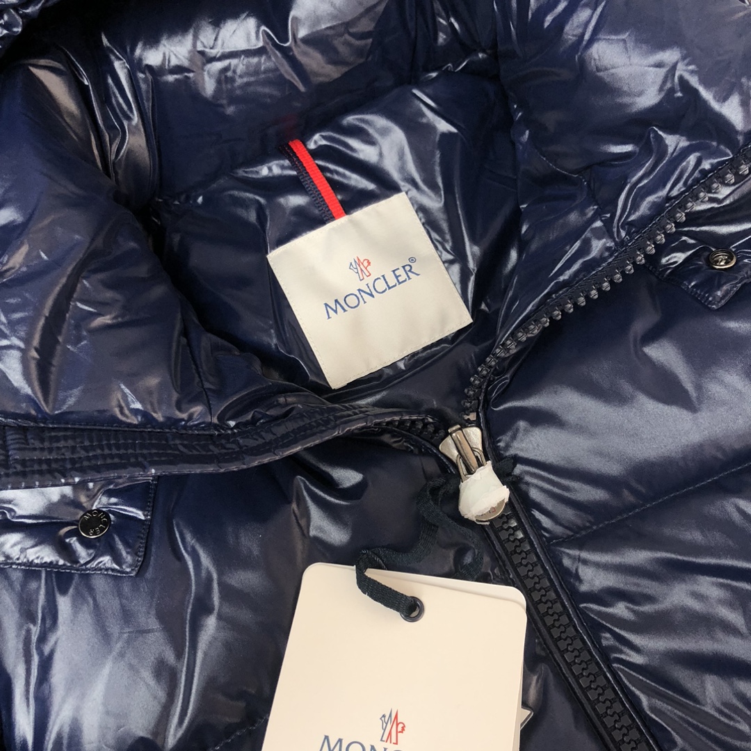 P500 #Moncler/蒙口 #MAYA玛雅 高版本 陈奕迅明星同款 经典中的典范#男女同款款!
采用尼龙制成搭配标志性长方格绗缝,是Moncler风格典范。跨越季节与时尚的经典短款设计,具有个性鲜明的轮廓、可拆卸风帽和可调节下摆,袖标口袋羽绒服受到8年代标致性外套的影响,Maya以现代风格和尖端元素重新审视了Moncler档案中的造型,这是品牌在滑雪装备方面获得的专业成果。
无论在运动方面,还是在服饰风格,这件高性能和积极精神的夹克具有好胜者强烈要求夺冠的所有元素。
➖NFC感应防伪芯片
➖独家采用台湾原厂尼龙nylon内外面料。
➖辅料五金原厂定制,还原正品级品质。
颜色:黑色 深灰色 巧克力色 蓝色 红色
尺码:1-2-3-4-5-6▪️