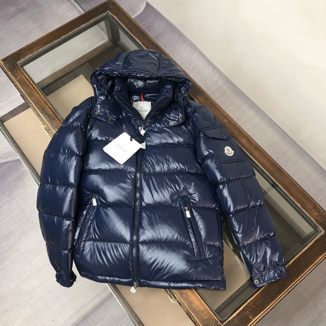P500 #Moncler/蒙口 #MAYA玛雅 高版本 陈奕迅明星同款 经典中的典范#男女同款款!
采用尼龙制成搭配标志性长方格绗缝,是Moncler风格典范。跨越季节与时尚的经典短款设计,具有个性鲜明的轮廓、可拆卸风帽和可调节下摆,袖标口袋羽绒服受到8年代标致性外套的影响,Maya以现代风格和尖端元素重新审视了Moncler档案中的造型,这是品牌在滑雪装备方面获得的专业成果。
无论在运动方面,还是在服饰风格,这件高性能和积极精神的夹克具有好胜者强烈要求夺冠的所有元素。
➖NFC感应防伪芯片
➖独家采用台湾原厂尼龙nylon内外面料。
➖辅料五金原厂定制,还原正品级品质。
颜色:黑色 深灰色 巧克力色 蓝色 红色
尺码:1-2-3-4-5-6▪️