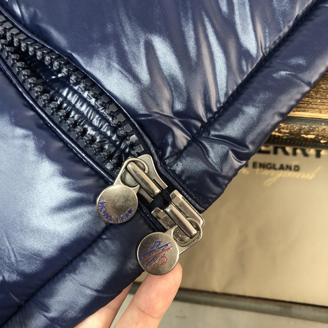 P500 #Moncler/蒙口 #MAYA玛雅 高版本 陈奕迅明星同款 经典中的典范#男女同款款!
采用尼龙制成搭配标志性长方格绗缝,是Moncler风格典范。跨越季节与时尚的经典短款设计,具有个性鲜明的轮廓、可拆卸风帽和可调节下摆,袖标口袋羽绒服受到8年代标致性外套的影响,Maya以现代风格和尖端元素重新审视了Moncler档案中的造型,这是品牌在滑雪装备方面获得的专业成果。
无论在运动方面,还是在服饰风格,这件高性能和积极精神的夹克具有好胜者强烈要求夺冠的所有元素。
➖NFC感应防伪芯片
➖独家采用台湾原厂尼龙nylon内外面料。
➖辅料五金原厂定制,还原正品级品质。
颜色:黑色 深灰色 巧克力色 蓝色 红色
尺码:1-2-3-4-5-6▪️