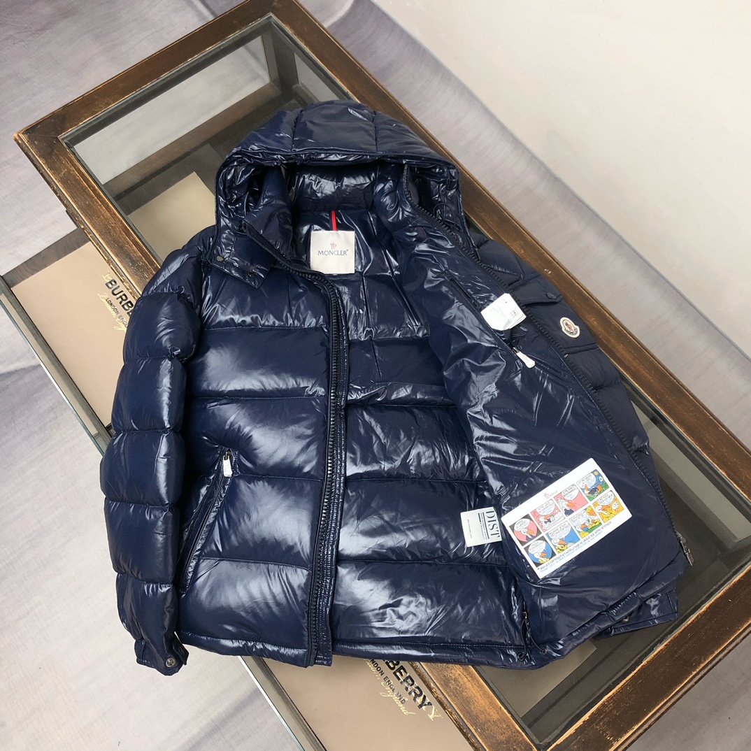 P500 #Moncler/蒙口 #MAYA玛雅 高版本 陈奕迅明星同款 经典中的典范#男女同款款!
采用尼龙制成搭配标志性长方格绗缝,是Moncler风格典范。跨越季节与时尚的经典短款设计,具有个性鲜明的轮廓、可拆卸风帽和可调节下摆,袖标口袋羽绒服受到8年代标致性外套的影响,Maya以现代风格和尖端元素重新审视了Moncler档案中的造型,这是品牌在滑雪装备方面获得的专业成果。
无论在运动方面,还是在服饰风格,这件高性能和积极精神的夹克具有好胜者强烈要求夺冠的所有元素。
➖NFC感应防伪芯片
➖独家采用台湾原厂尼龙nylon内外面料。
➖辅料五金原厂定制,还原正品级品质。
颜色:黑色 深灰色 巧克力色 蓝色 红色
尺码:1-2-3-4-5-6▪️