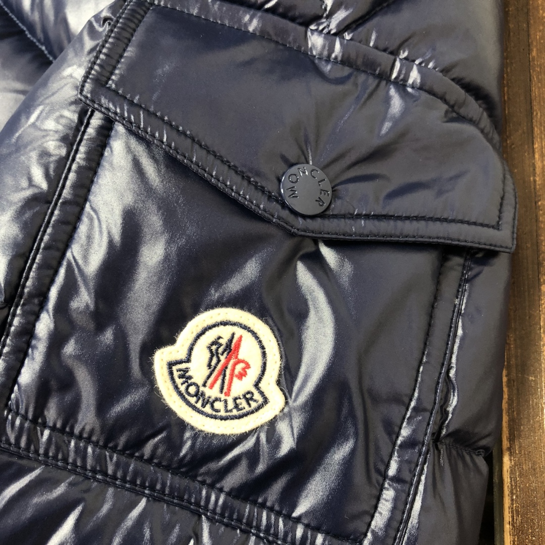 P500 #Moncler/蒙口 #MAYA玛雅 高版本 陈奕迅明星同款 经典中的典范#男女同款款!
采用尼龙制成搭配标志性长方格绗缝,是Moncler风格典范。跨越季节与时尚的经典短款设计,具有个性鲜明的轮廓、可拆卸风帽和可调节下摆,袖标口袋羽绒服受到8年代标致性外套的影响,Maya以现代风格和尖端元素重新审视了Moncler档案中的造型,这是品牌在滑雪装备方面获得的专业成果。
无论在运动方面,还是在服饰风格,这件高性能和积极精神的夹克具有好胜者强烈要求夺冠的所有元素。
➖NFC感应防伪芯片
➖独家采用台湾原厂尼龙nylon内外面料。
➖辅料五金原厂定制,还原正品级品质。
颜色:黑色 深灰色 巧克力色 蓝色 红色
尺码:1-2-3-4-5-6▪️