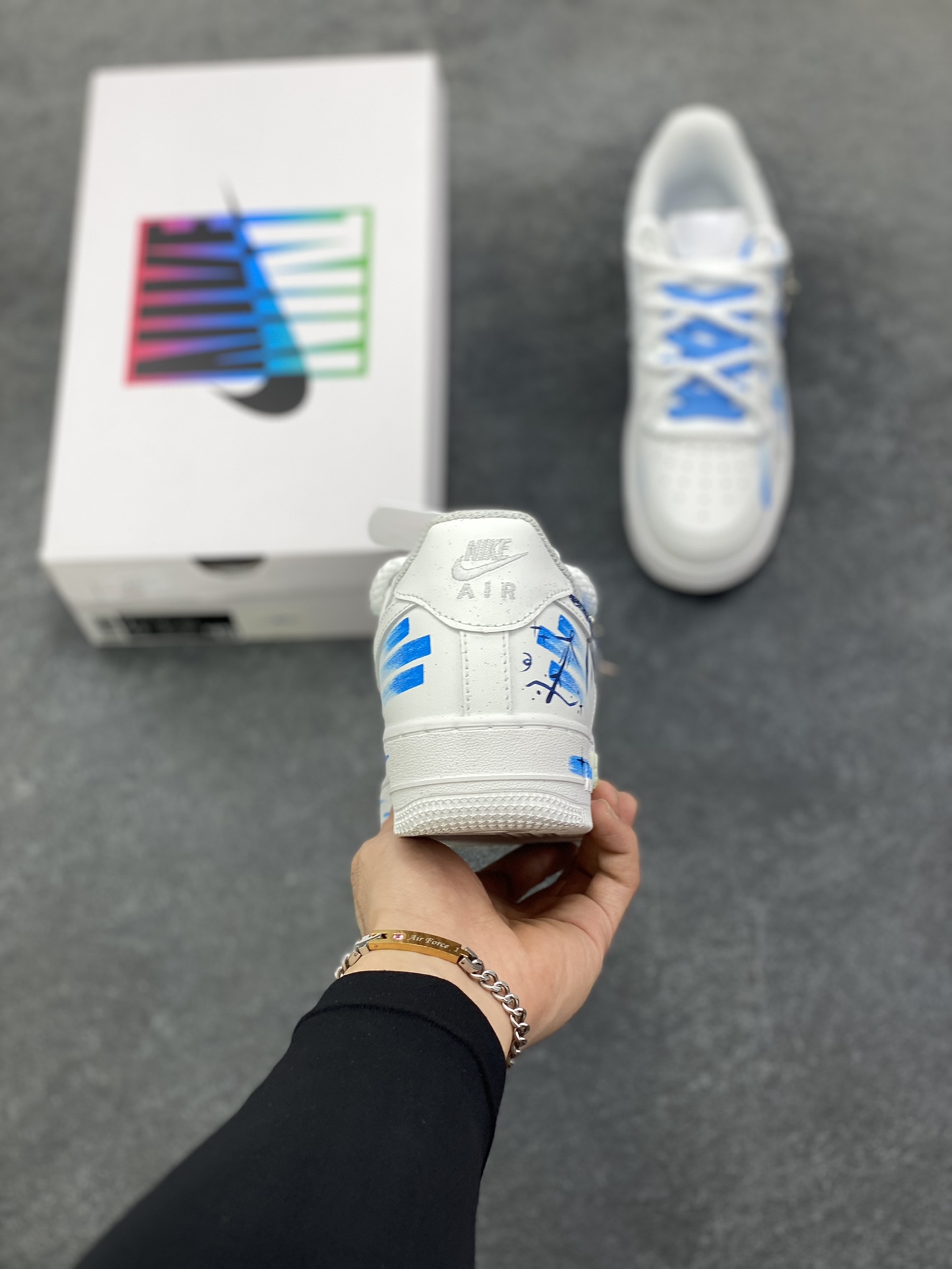 图片[4]-手绘涂鸦“射手座”十二星座系列 Nike Air Force 1 “Sagittarius”空军一号定制板鞋 以纯净白为底，泼洒蓝调星芒，手绘的笔触如射手座的箭一般肆意张扬，将星座符号、星空轨迹化作涂鸦艺术，在鞋身肆意铺陈。标志性Swoosh上的蓝黑渐变，似宇宙漩涡裹挟着射手的冒险精神；鞋侧的星座图案与星月元素，为整体注入梦幻感，每一处细节都在诉说着射手对未知的渴求与对自由的偏执 货号：星座11231221 尺码：36 36.5 37.5 38 38.5 39 40 40.5 41 42 42.5 43 44 44.5 45-选品中心
