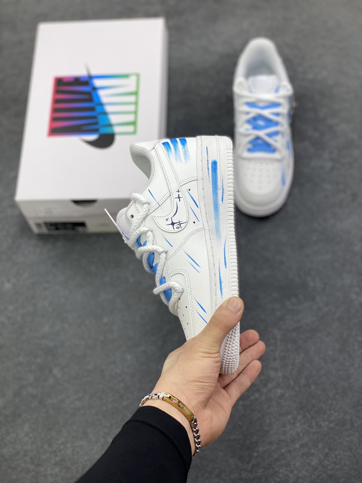 图片[3]-手绘涂鸦“射手座”十二星座系列 Nike Air Force 1 “Sagittarius”空军一号定制板鞋 以纯净白为底，泼洒蓝调星芒，手绘的笔触如射手座的箭一般肆意张扬，将星座符号、星空轨迹化作涂鸦艺术，在鞋身肆意铺陈。标志性Swoosh上的蓝黑渐变，似宇宙漩涡裹挟着射手的冒险精神；鞋侧的星座图案与星月元素，为整体注入梦幻感，每一处细节都在诉说着射手对未知的渴求与对自由的偏执 货号：星座11231221 尺码：36 36.5 37.5 38 38.5 39 40 40.5 41 42 42.5 43 44 44.5 45-选品中心