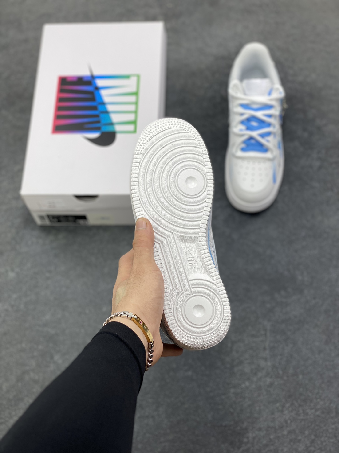 图片[5]-手绘涂鸦“射手座”十二星座系列 Nike Air Force 1 “Sagittarius”空军一号定制板鞋 以纯净白为底，泼洒蓝调星芒，手绘的笔触如射手座的箭一般肆意张扬，将星座符号、星空轨迹化作涂鸦艺术，在鞋身肆意铺陈。标志性Swoosh上的蓝黑渐变，似宇宙漩涡裹挟着射手的冒险精神；鞋侧的星座图案与星月元素，为整体注入梦幻感，每一处细节都在诉说着射手对未知的渴求与对自由的偏执 货号：星座11231221 尺码：36 36.5 37.5 38 38.5 39 40 40.5 41 42 42.5 43 44 44.5 45-选品中心