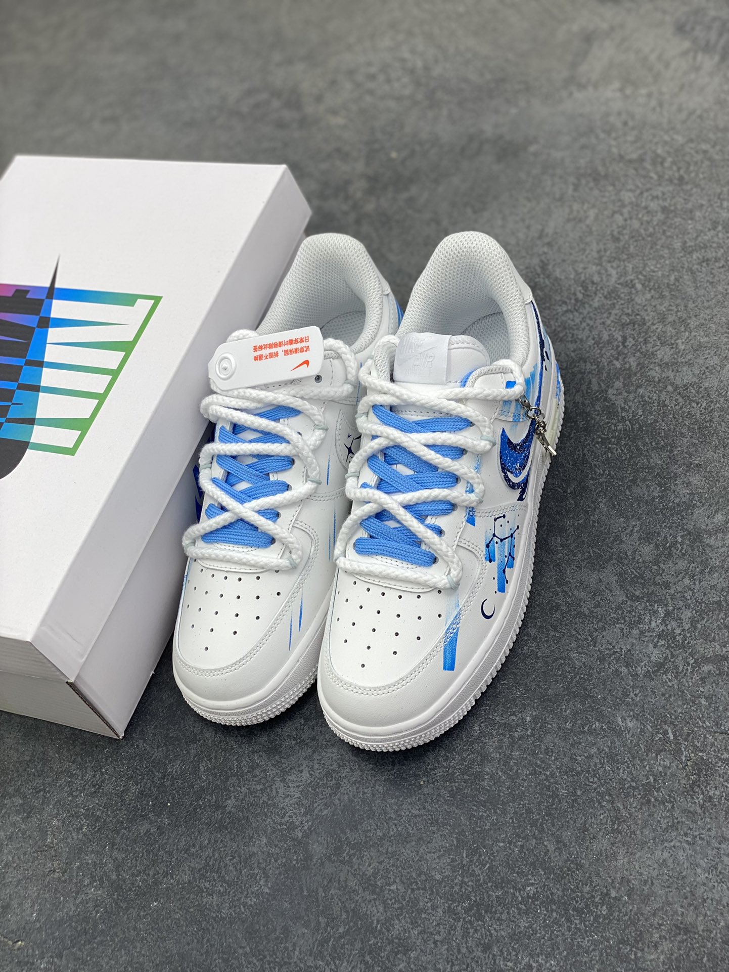 图片[8]-手绘涂鸦“射手座”十二星座系列 Nike Air Force 1 “Sagittarius”空军一号定制板鞋 以纯净白为底，泼洒蓝调星芒，手绘的笔触如射手座的箭一般肆意张扬，将星座符号、星空轨迹化作涂鸦艺术，在鞋身肆意铺陈。标志性Swoosh上的蓝黑渐变，似宇宙漩涡裹挟着射手的冒险精神；鞋侧的星座图案与星月元素，为整体注入梦幻感，每一处细节都在诉说着射手对未知的渴求与对自由的偏执 货号：星座11231221 尺码：36 36.5 37.5 38 38.5 39 40 40.5 41 42 42.5 43 44 44.5 45-选品中心