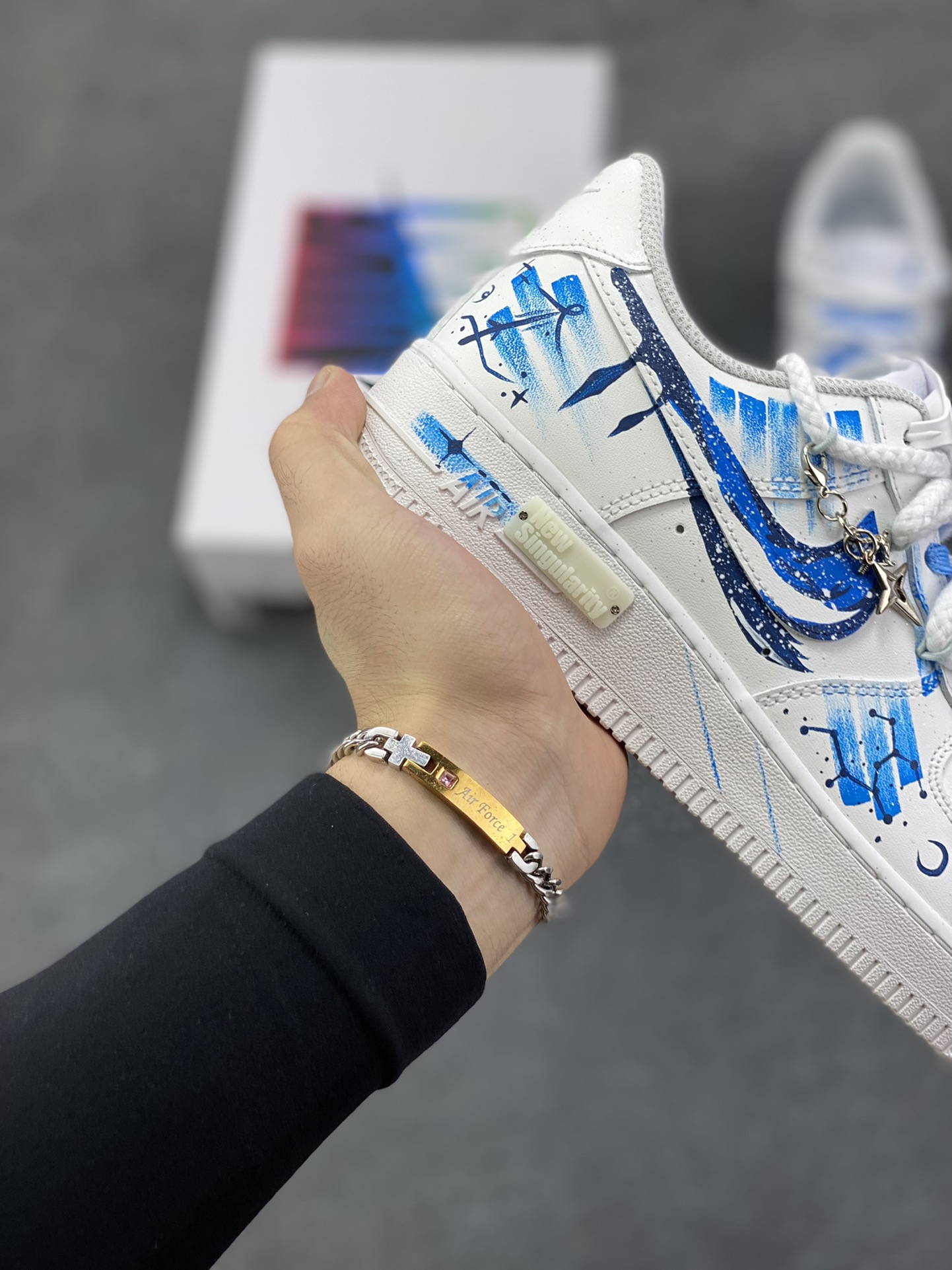 图片[6]-手绘涂鸦“射手座”十二星座系列 Nike Air Force 1 “Sagittarius”空军一号定制板鞋 以纯净白为底，泼洒蓝调星芒，手绘的笔触如射手座的箭一般肆意张扬，将星座符号、星空轨迹化作涂鸦艺术，在鞋身肆意铺陈。标志性Swoosh上的蓝黑渐变，似宇宙漩涡裹挟着射手的冒险精神；鞋侧的星座图案与星月元素，为整体注入梦幻感，每一处细节都在诉说着射手对未知的渴求与对自由的偏执 货号：星座11231221 尺码：36 36.5 37.5 38 38.5 39 40 40.5 41 42 42.5 43 44 44.5 45-选品中心