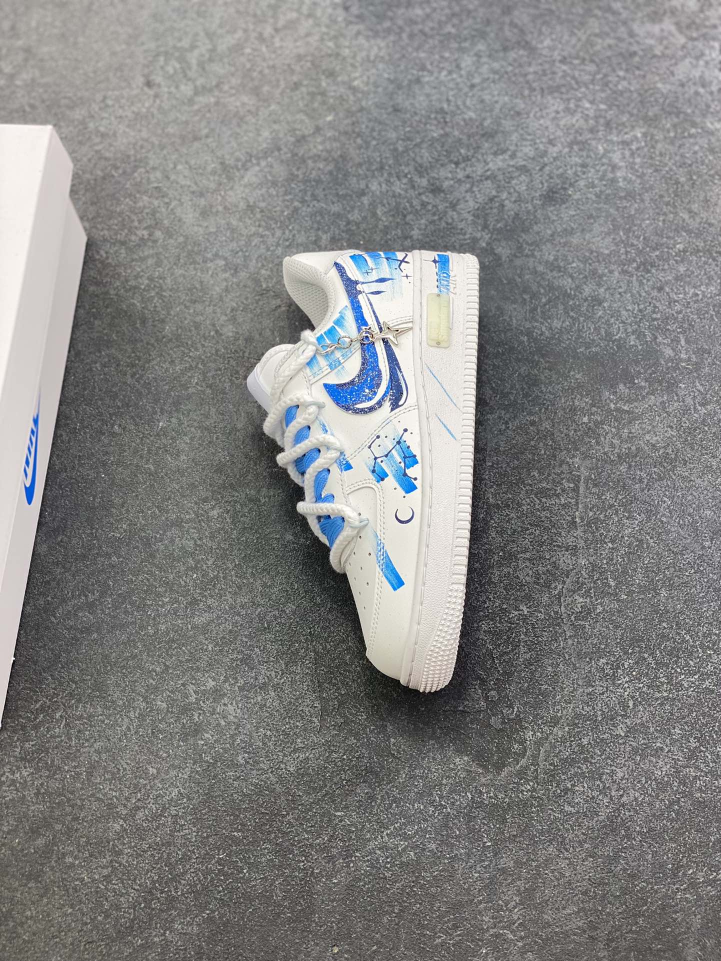 图片[7]-手绘涂鸦“射手座”十二星座系列 Nike Air Force 1 “Sagittarius”空军一号定制板鞋 以纯净白为底，泼洒蓝调星芒，手绘的笔触如射手座的箭一般肆意张扬，将星座符号、星空轨迹化作涂鸦艺术，在鞋身肆意铺陈。标志性Swoosh上的蓝黑渐变，似宇宙漩涡裹挟着射手的冒险精神；鞋侧的星座图案与星月元素，为整体注入梦幻感，每一处细节都在诉说着射手对未知的渴求与对自由的偏执 货号：星座11231221 尺码：36 36.5 37.5 38 38.5 39 40 40.5 41 42 42.5 43 44 44.5 45-选品中心