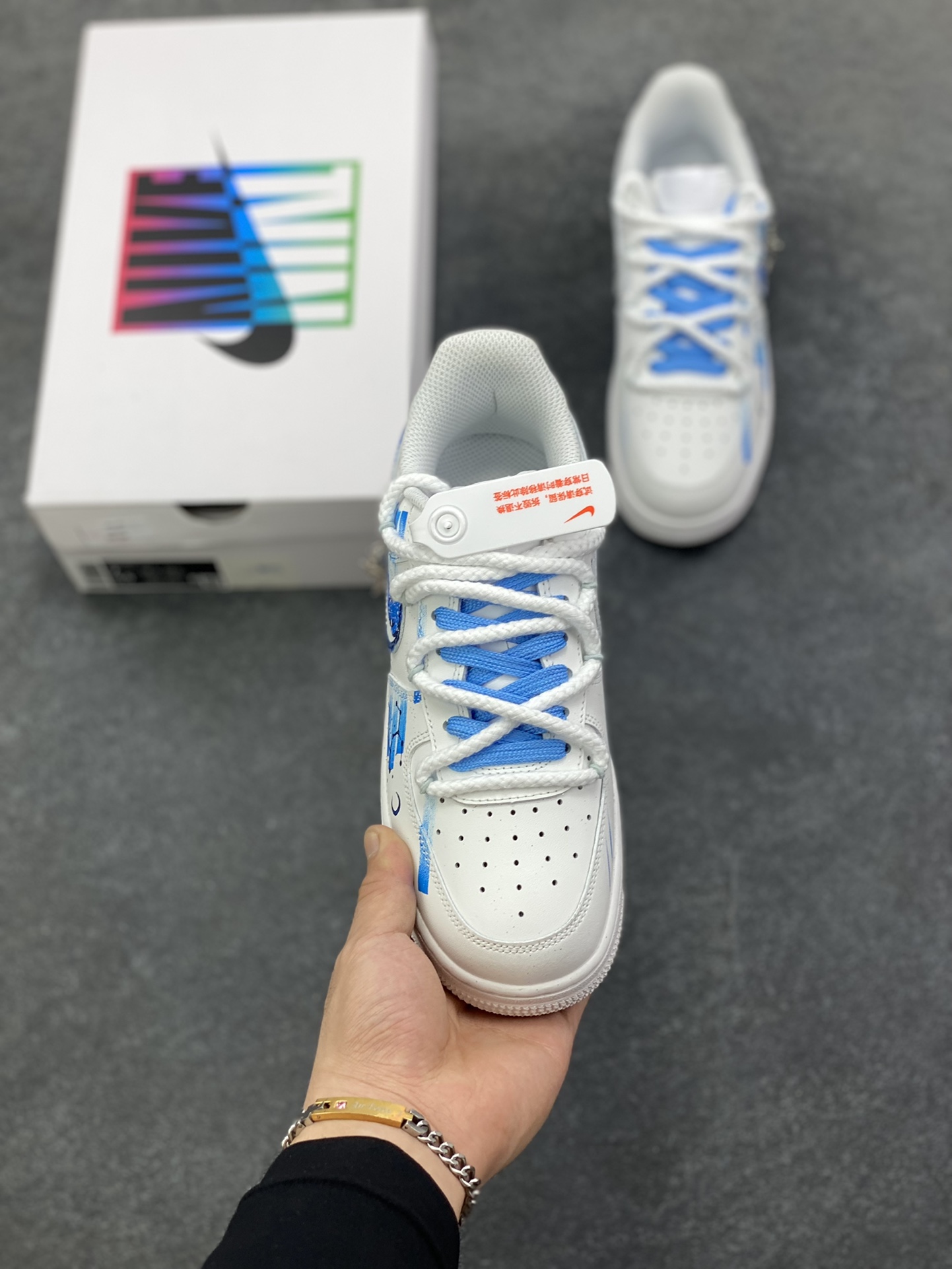 图片[2]-手绘涂鸦“射手座”十二星座系列 Nike Air Force 1 “Sagittarius”空军一号定制板鞋 以纯净白为底，泼洒蓝调星芒，手绘的笔触如射手座的箭一般肆意张扬，将星座符号、星空轨迹化作涂鸦艺术，在鞋身肆意铺陈。标志性Swoosh上的蓝黑渐变，似宇宙漩涡裹挟着射手的冒险精神；鞋侧的星座图案与星月元素，为整体注入梦幻感，每一处细节都在诉说着射手对未知的渴求与对自由的偏执 货号：星座11231221 尺码：36 36.5 37.5 38 38.5 39 40 40.5 41 42 42.5 43 44 44.5 45-选品中心
