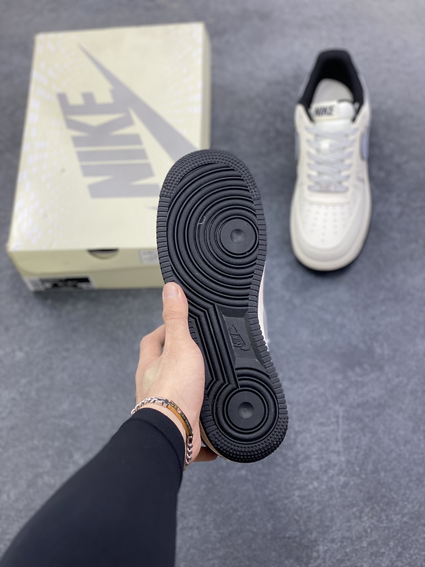 图片[5]-NIke Air Force 1 \’07 Low “NIKE——米灰黑字母”空军一号 低帮 运动鞋 休闲鞋 折边针车 工艺难度大 原楦头原纸板 原装鞋盒 定制五金配件 内置全掌气垫 原厂鞋底 货号：JS8028-018 尺码：36 36.5 37.5 38 38.5 39 40 40.5 41 42 42.5 43 44 44.5 45-选品中心