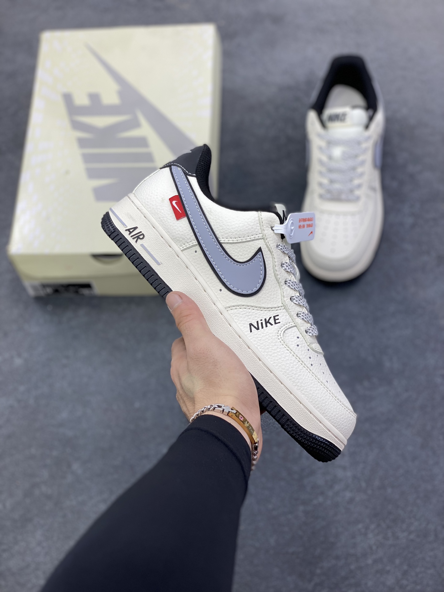 NIke Air Force 1 \’07 Low “NIKE——米灰黑字母”空军一号 低帮 运动鞋 休闲鞋 折边针车 工艺难度大 原楦头原纸板 原装鞋盒 定制五金配件 内置全掌气垫 原厂鞋底 货号:JS8028-018 尺码:36 36.5 37.5 38 38.5 39 40 40.5 41 42 42.5 43 44 44.5 45-选品中心