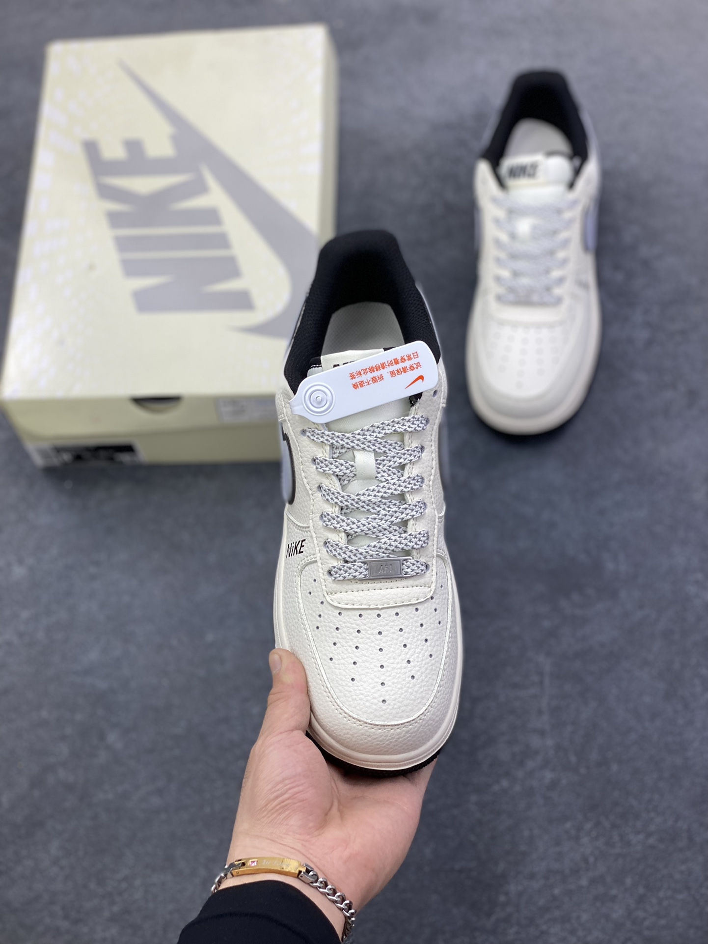 图片[2]-NIke Air Force 1 \’07 Low “NIKE——米灰黑字母”空军一号 低帮 运动鞋 休闲鞋 折边针车 工艺难度大 原楦头原纸板 原装鞋盒 定制五金配件 内置全掌气垫 原厂鞋底 货号：JS8028-018 尺码：36 36.5 37.5 38 38.5 39 40 40.5 41 42 42.5 43 44 44.5 45-选品中心