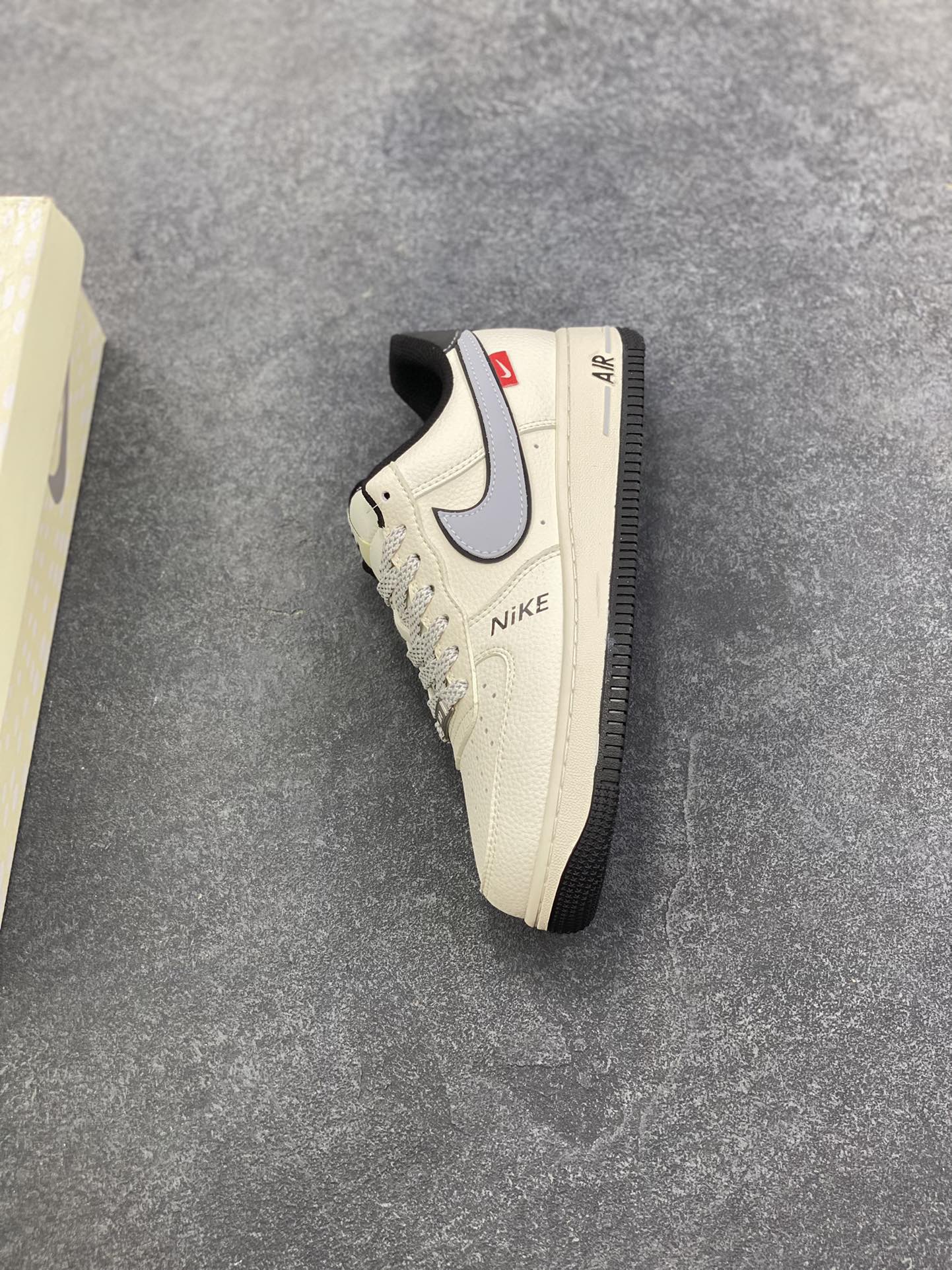图片[7]-NIke Air Force 1 \’07 Low “NIKE——米灰黑字母”空军一号 低帮 运动鞋 休闲鞋 折边针车 工艺难度大 原楦头原纸板 原装鞋盒 定制五金配件 内置全掌气垫 原厂鞋底 货号：JS8028-018 尺码：36 36.5 37.5 38 38.5 39 40 40.5 41 42 42.5 43 44 44.5 45-选品中心