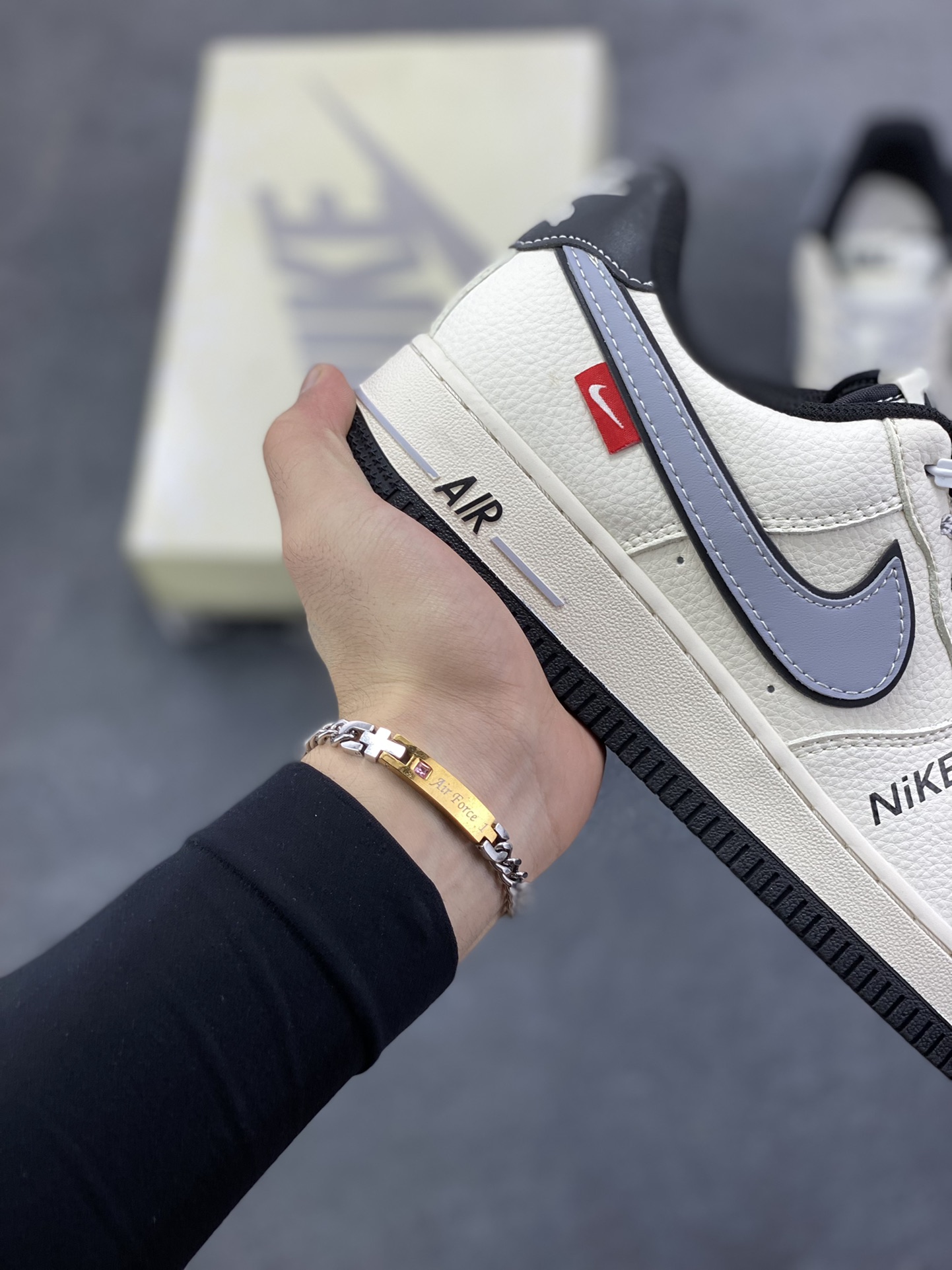 图片[6]-NIke Air Force 1 \’07 Low “NIKE——米灰黑字母”空军一号 低帮 运动鞋 休闲鞋 折边针车 工艺难度大 原楦头原纸板 原装鞋盒 定制五金配件 内置全掌气垫 原厂鞋底 货号：JS8028-018 尺码：36 36.5 37.5 38 38.5 39 40 40.5 41 42 42.5 43 44 44.5 45-选品中心