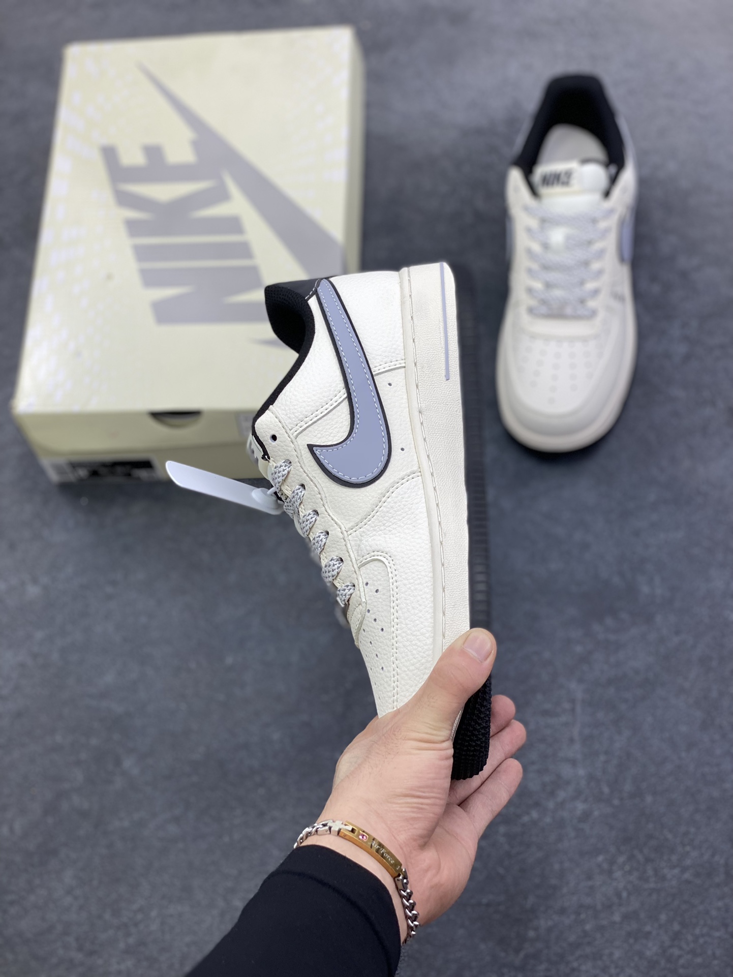 图片[3]-NIke Air Force 1 \’07 Low “NIKE——米灰黑字母”空军一号 低帮 运动鞋 休闲鞋 折边针车 工艺难度大 原楦头原纸板 原装鞋盒 定制五金配件 内置全掌气垫 原厂鞋底 货号：JS8028-018 尺码：36 36.5 37.5 38 38.5 39 40 40.5 41 42 42.5 43 44 44.5 45-选品中心