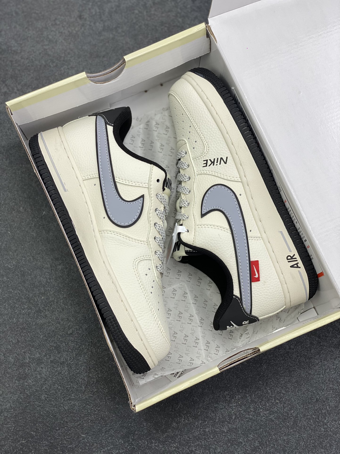 图片[9]-NIke Air Force 1 \’07 Low “NIKE——米灰黑字母”空军一号 低帮 运动鞋 休闲鞋 折边针车 工艺难度大 原楦头原纸板 原装鞋盒 定制五金配件 内置全掌气垫 原厂鞋底 货号：JS8028-018 尺码：36 36.5 37.5 38 38.5 39 40 40.5 41 42 42.5 43 44 44.5 45-选品中心