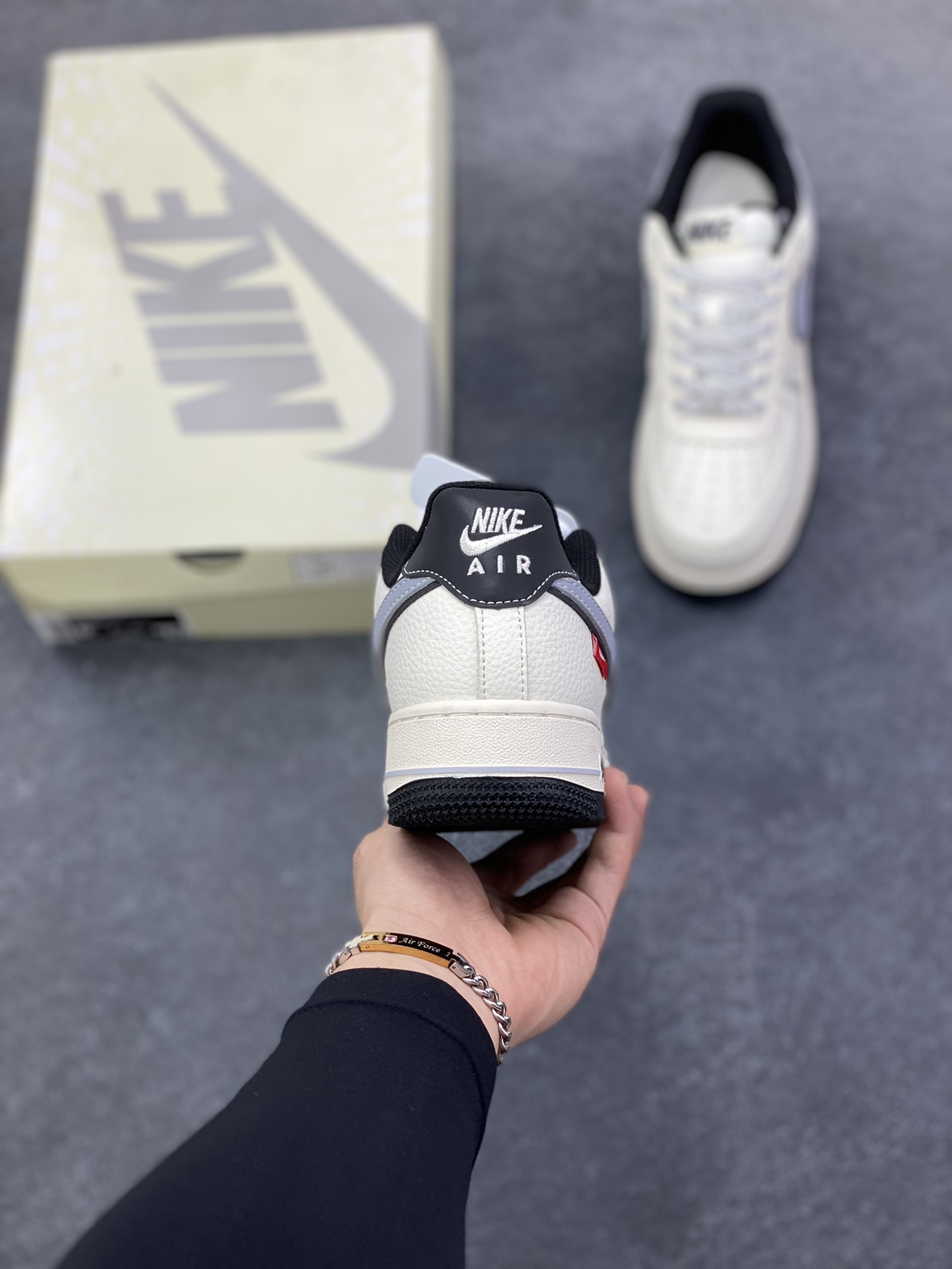 图片[4]-NIke Air Force 1 \’07 Low “NIKE——米灰黑字母”空军一号 低帮 运动鞋 休闲鞋 折边针车 工艺难度大 原楦头原纸板 原装鞋盒 定制五金配件 内置全掌气垫 原厂鞋底 货号：JS8028-018 尺码：36 36.5 37.5 38 38.5 39 40 40.5 41 42 42.5 43 44 44.5 45-选品中心