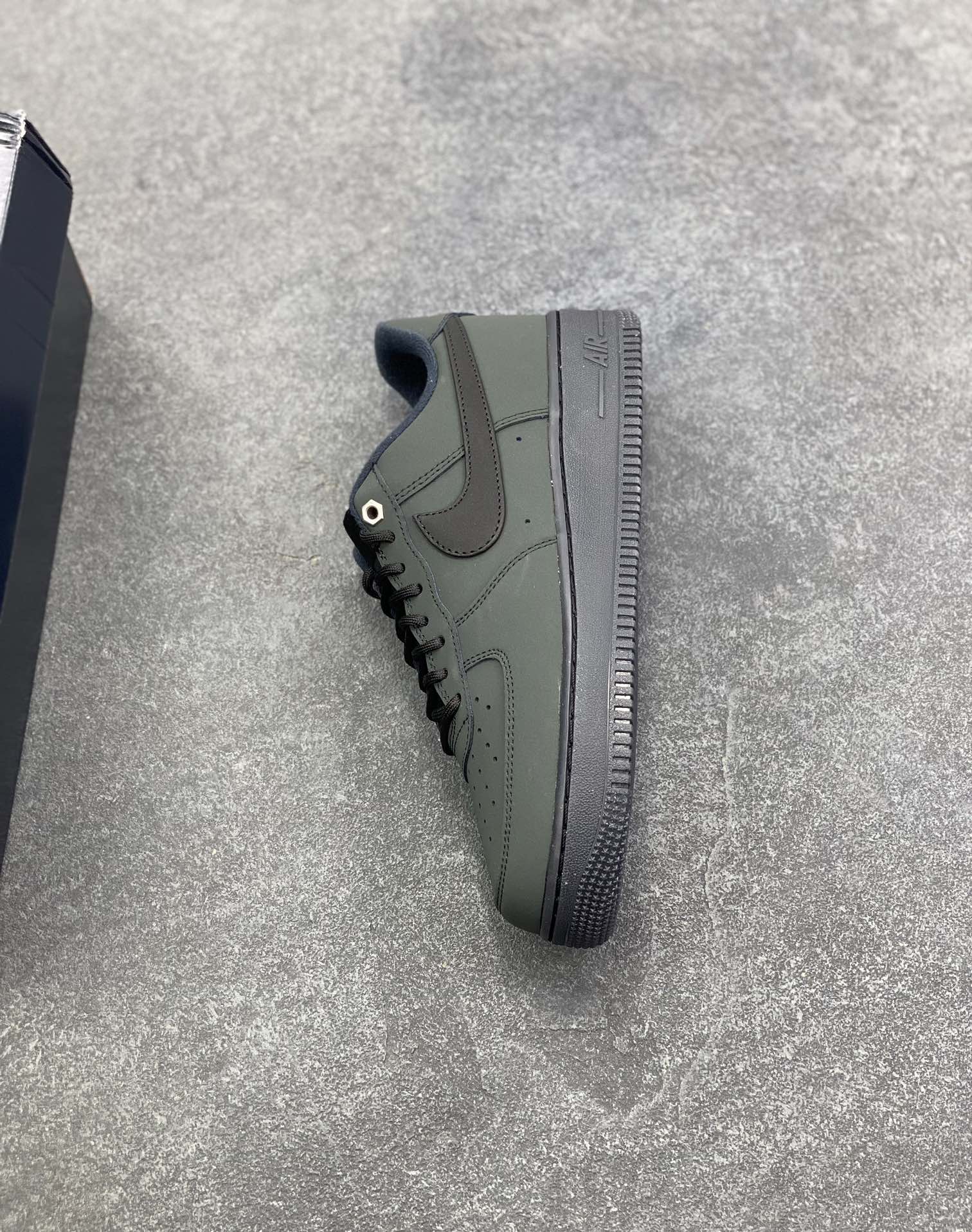 图片[7]-Nike Air Force 1 Low 墨绿黑 空军一号低帮运动休闲板鞋 原楦头原纸板 打造纯正空军版型 专注外贸渠道 全掌内置蜂窝气垫 原盒配件 原厂中底钢印、拉帮完美 货号：CJ9179-001 尺码：36 36.5 37.5 38 38.5 39 40 40.5 41 42 42.5 43 44 44.5 45-选品中心