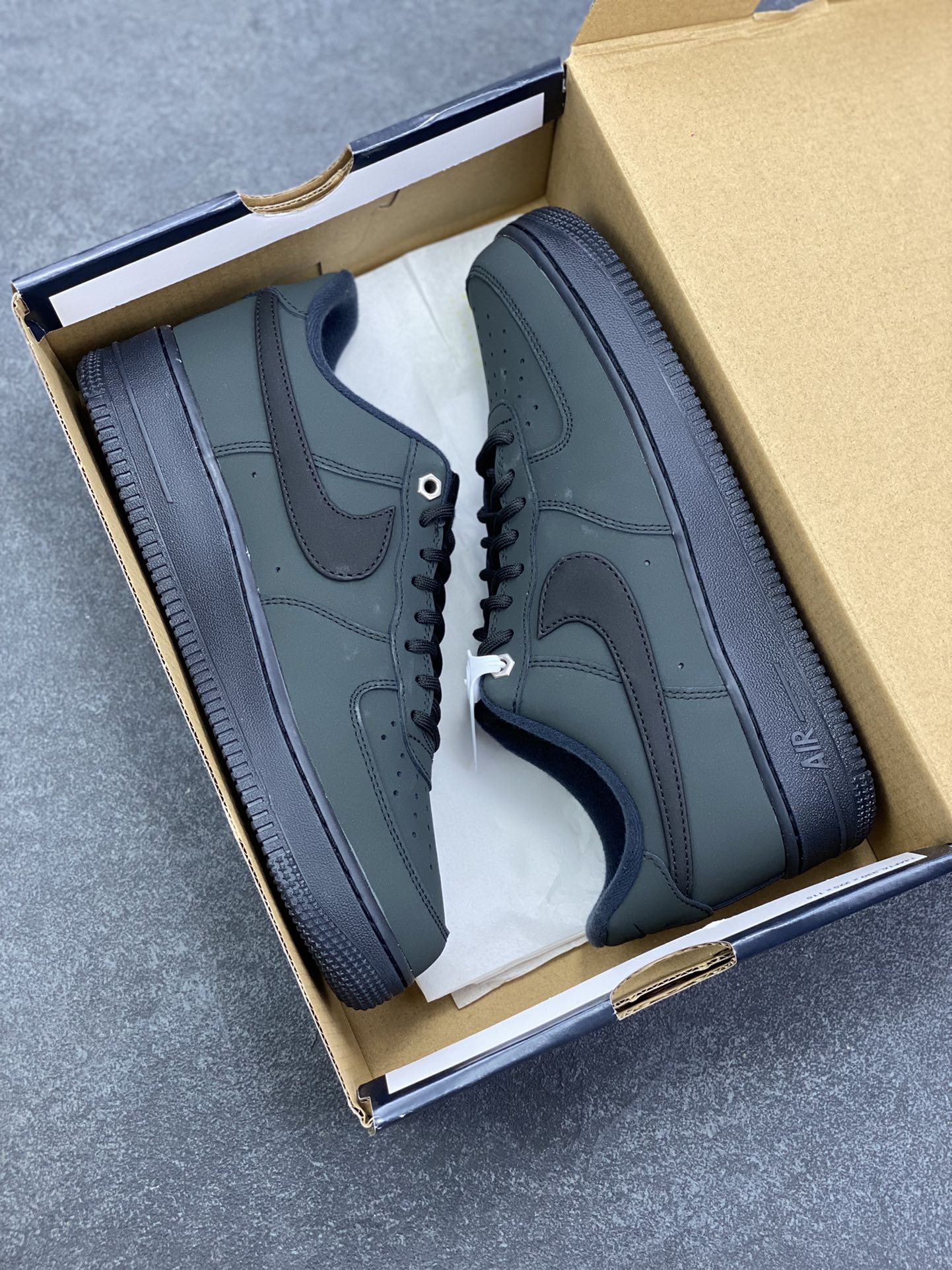 图片[9]-Nike Air Force 1 Low 墨绿黑 空军一号低帮运动休闲板鞋 原楦头原纸板 打造纯正空军版型 专注外贸渠道 全掌内置蜂窝气垫 原盒配件 原厂中底钢印、拉帮完美 货号：CJ9179-001 尺码：36 36.5 37.5 38 38.5 39 40 40.5 41 42 42.5 43 44 44.5 45-选品中心
