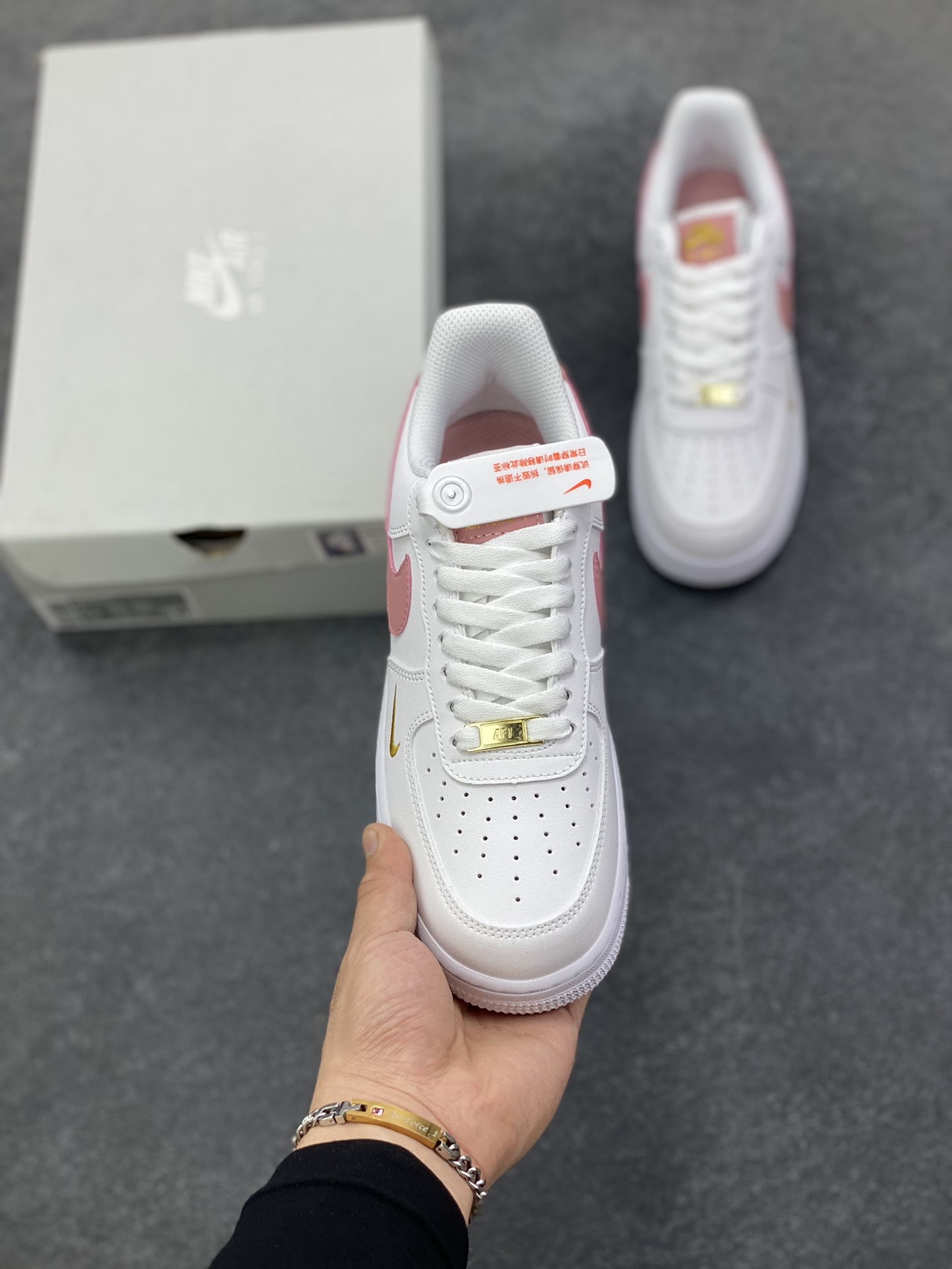 图片[2]-福利特价 Nike Air Force 1 Low 白粉小双勾 空军一号低帮运动休闲板鞋 原楦头原纸板 打造纯正空军版型 专注外贸渠道 全掌内置蜂窝气垫 原盒配件 原厂中底钢印、拉帮完美 货号：CZ0270-103 尺码：36 36.5 37.5 38 38.5 39 40-选品中心