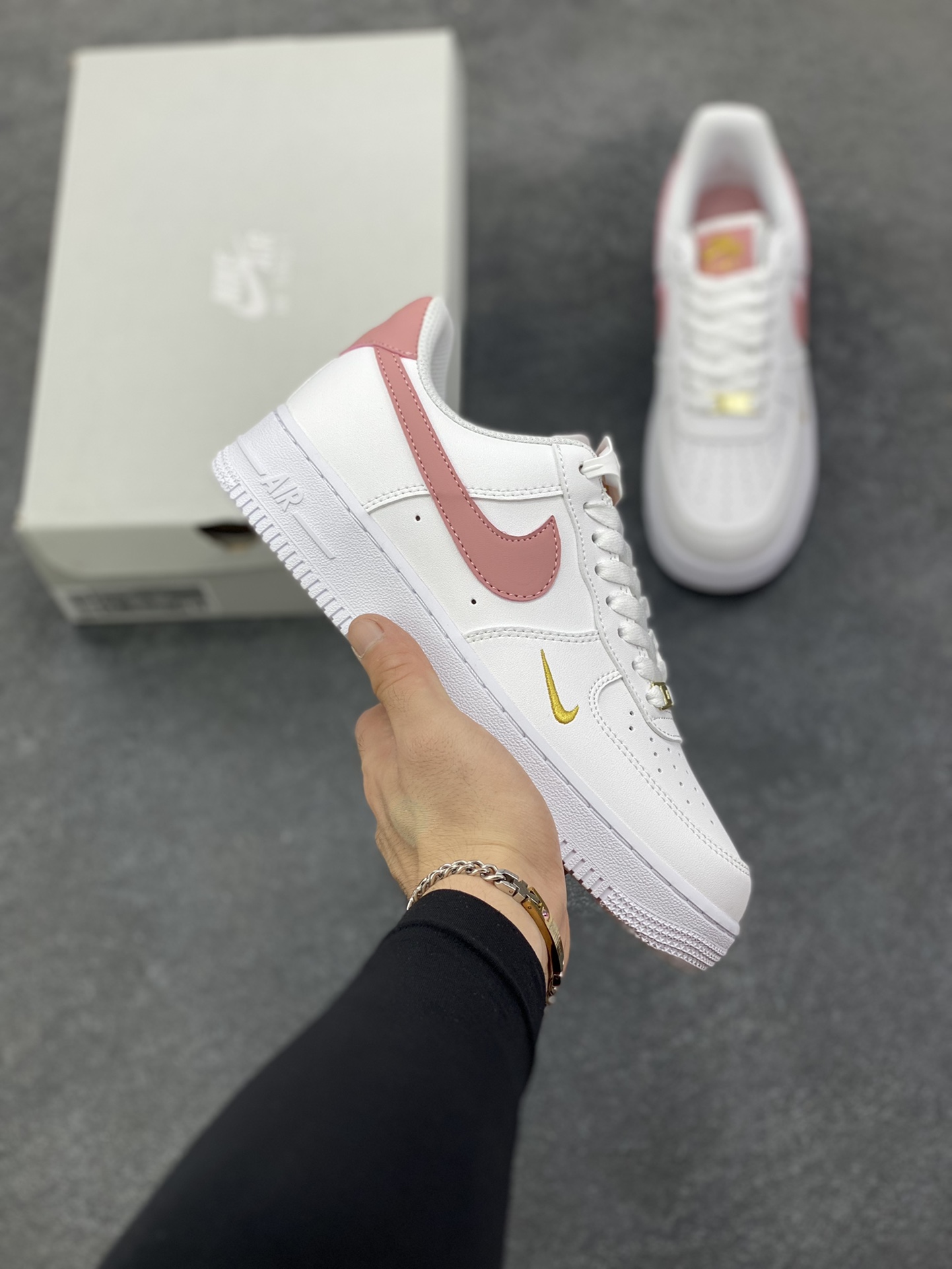 福利特价 Nike Air Force 1 Low 白粉小双勾 空军一号低帮运动休闲板鞋 原楦头原纸板 打造纯正空军版型 专注外贸渠道 全掌内置蜂窝气垫 原盒配件 原厂中底钢印、拉帮完美 货号:CZ0270-103 尺码:36 36.5 37.5 38 38.5 39 40-选品中心