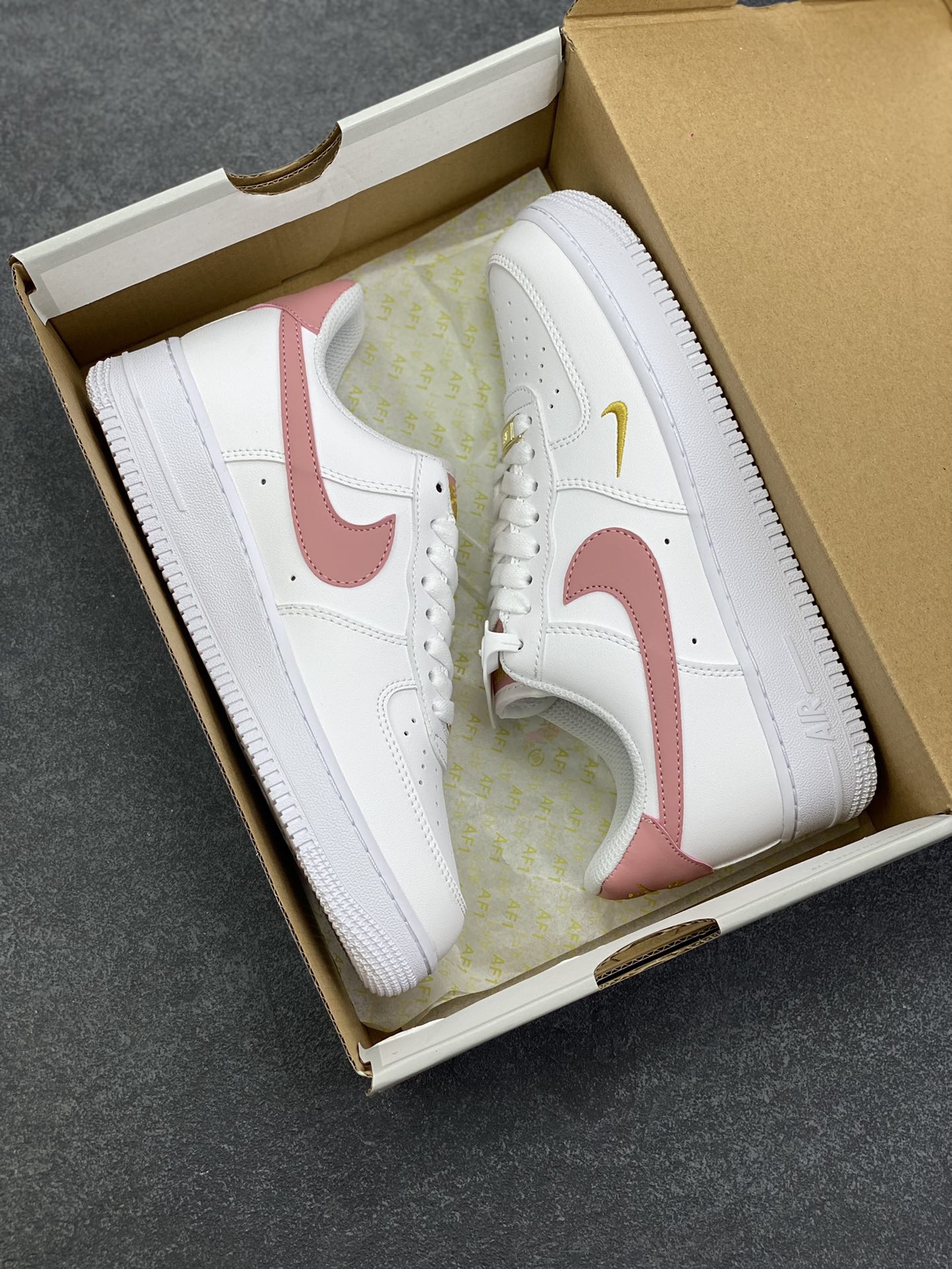 图片[9]-福利特价 Nike Air Force 1 Low 白粉小双勾 空军一号低帮运动休闲板鞋 原楦头原纸板 打造纯正空军版型 专注外贸渠道 全掌内置蜂窝气垫 原盒配件 原厂中底钢印、拉帮完美 货号：CZ0270-103 尺码：36 36.5 37.5 38 38.5 39 40-选品中心
