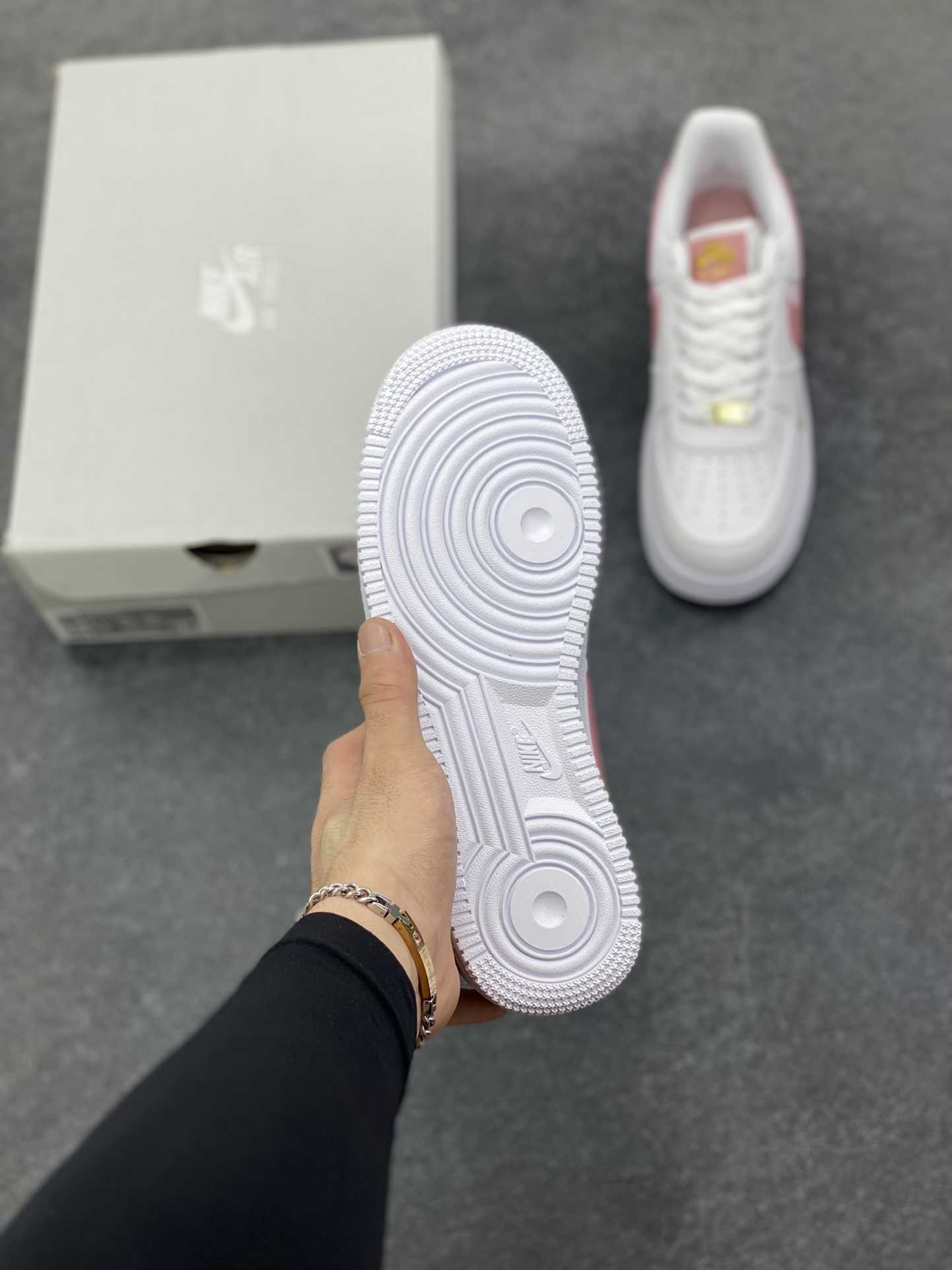 图片[5]-福利特价 Nike Air Force 1 Low 白粉小双勾 空军一号低帮运动休闲板鞋 原楦头原纸板 打造纯正空军版型 专注外贸渠道 全掌内置蜂窝气垫 原盒配件 原厂中底钢印、拉帮完美 货号：CZ0270-103 尺码：36 36.5 37.5 38 38.5 39 40-选品中心