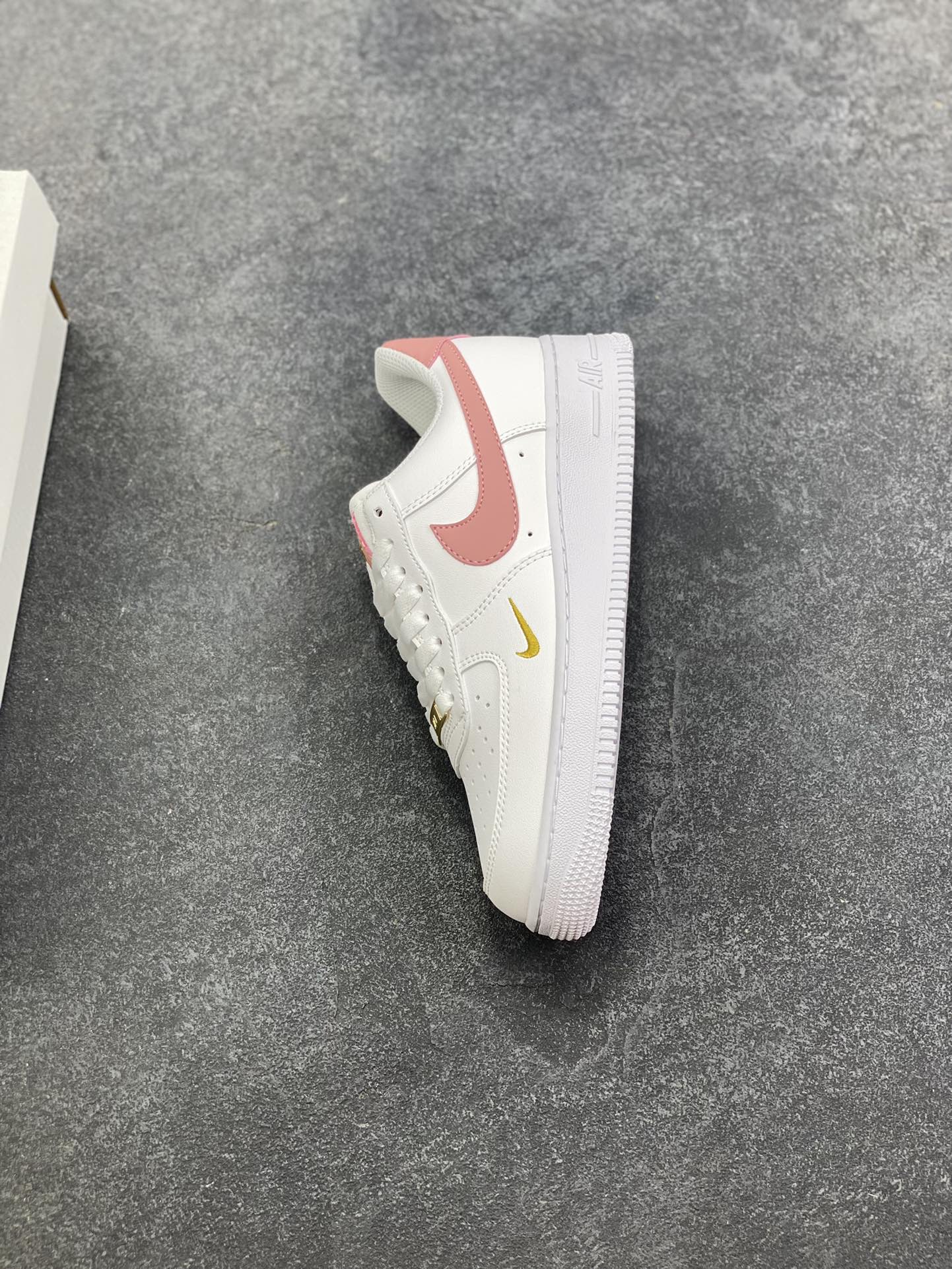 图片[7]-福利特价 Nike Air Force 1 Low 白粉小双勾 空军一号低帮运动休闲板鞋 原楦头原纸板 打造纯正空军版型 专注外贸渠道 全掌内置蜂窝气垫 原盒配件 原厂中底钢印、拉帮完美 货号：CZ0270-103 尺码：36 36.5 37.5 38 38.5 39 40-选品中心