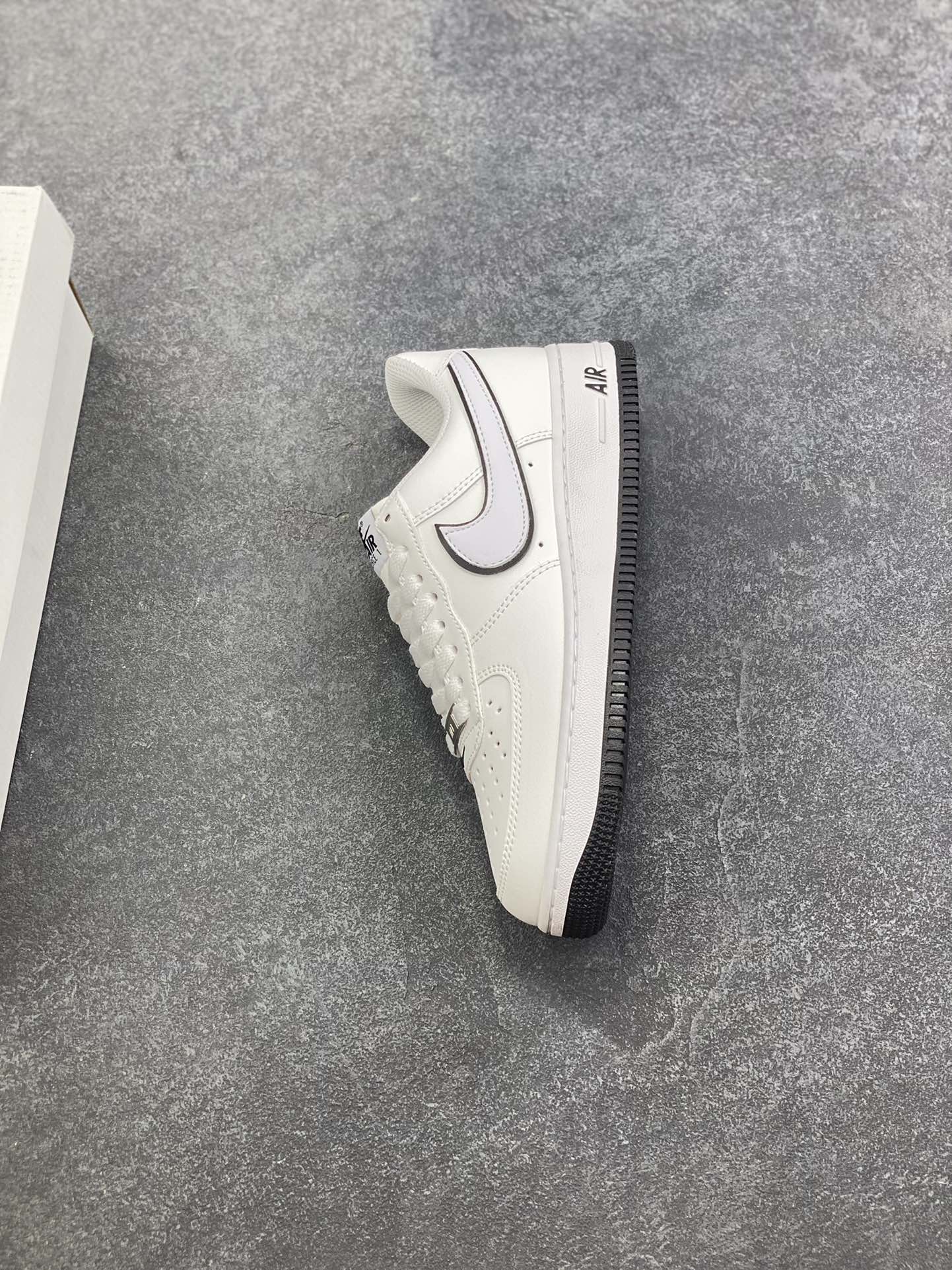 图片[7]-福利特价 Nike Air Force 1 Low 白黑边 空军一号低帮运动休闲板鞋 原楦头原纸板 打造纯正空军版型 专注外贸渠道 全掌内置蜂窝气垫 原盒配件 原厂中底钢印、拉帮完美 货号：DV0788-103 尺码：36 36.5 37.5 38 38.5 39 40 40.5 41 42 42.5 43 44 44.5 45-选品中心