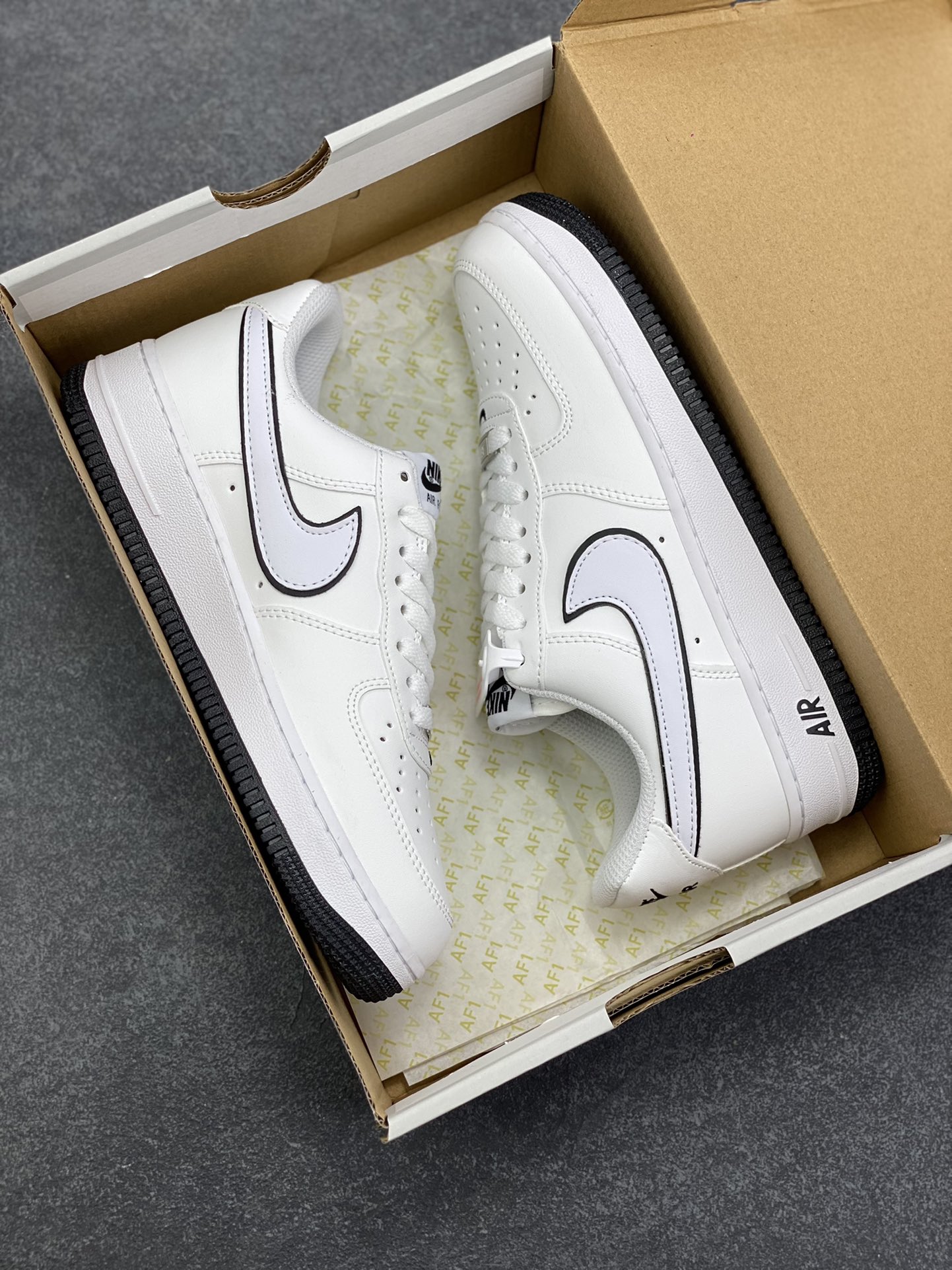 图片[9]-福利特价 Nike Air Force 1 Low 白黑边 空军一号低帮运动休闲板鞋 原楦头原纸板 打造纯正空军版型 专注外贸渠道 全掌内置蜂窝气垫 原盒配件 原厂中底钢印、拉帮完美 货号：DV0788-103 尺码：36 36.5 37.5 38 38.5 39 40 40.5 41 42 42.5 43 44 44.5 45-选品中心