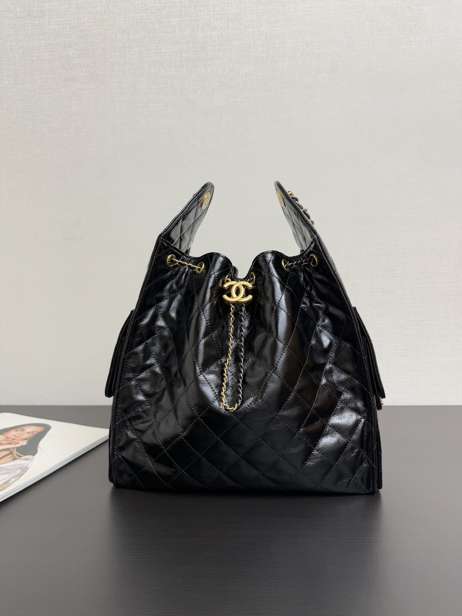 En stock El bolso HOBO de 25k es un artículo popular esta temporada. Es una llamativa cadena ajustable. Se transforma e…