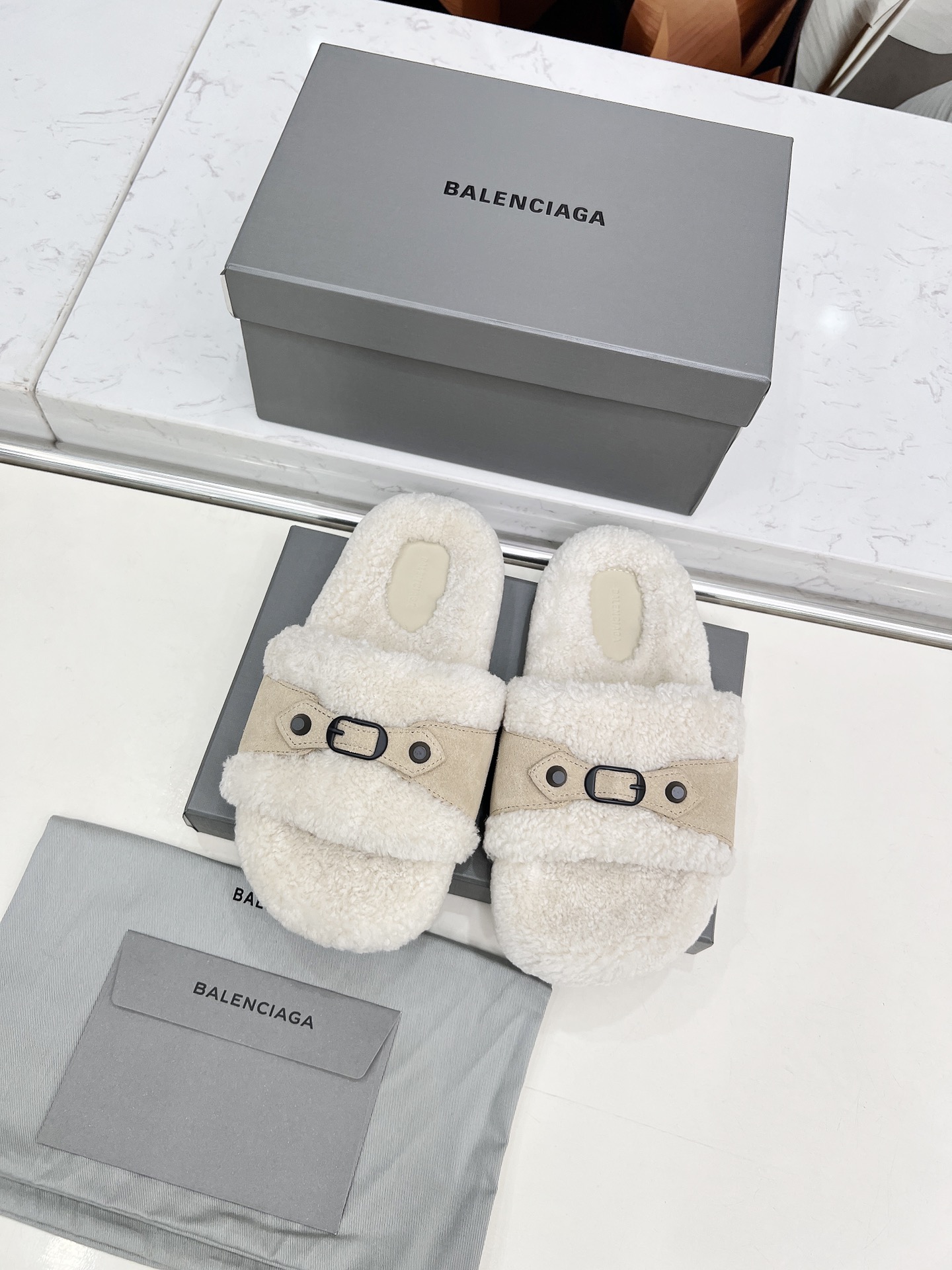 NO:558845,BALENCIAG [Balenciaga] 2025 new style wool slippers. The upper is made of mercerized cow suede fabric. The entire inner pad is made of pure wool. It is fluffy, super cute, and feels like stepping on clouds. It is fashionable and versatile when worn barefoot or with socks. The rubber outsole is non-slip and wear-resistant. Size35-40 (41 custom-made), slippers, balenciaga, balenciaga, slippers, socks19860909BALENCIAG【巴黎世家】 2025新款毛拖 鞋面采用丝光牛反绒面料特级纯羊毛整个内里垫脚采用纯羊毛毛茸茸的,超可爱,踩云脚感,光脚或者搭配袜子穿都时尚百搭保暖舒适橡胶大底防滑耐磨  Size35-40（41定做）,拖鞋,balenciaga,balenciaga,slippers,socks,Women's Shoes