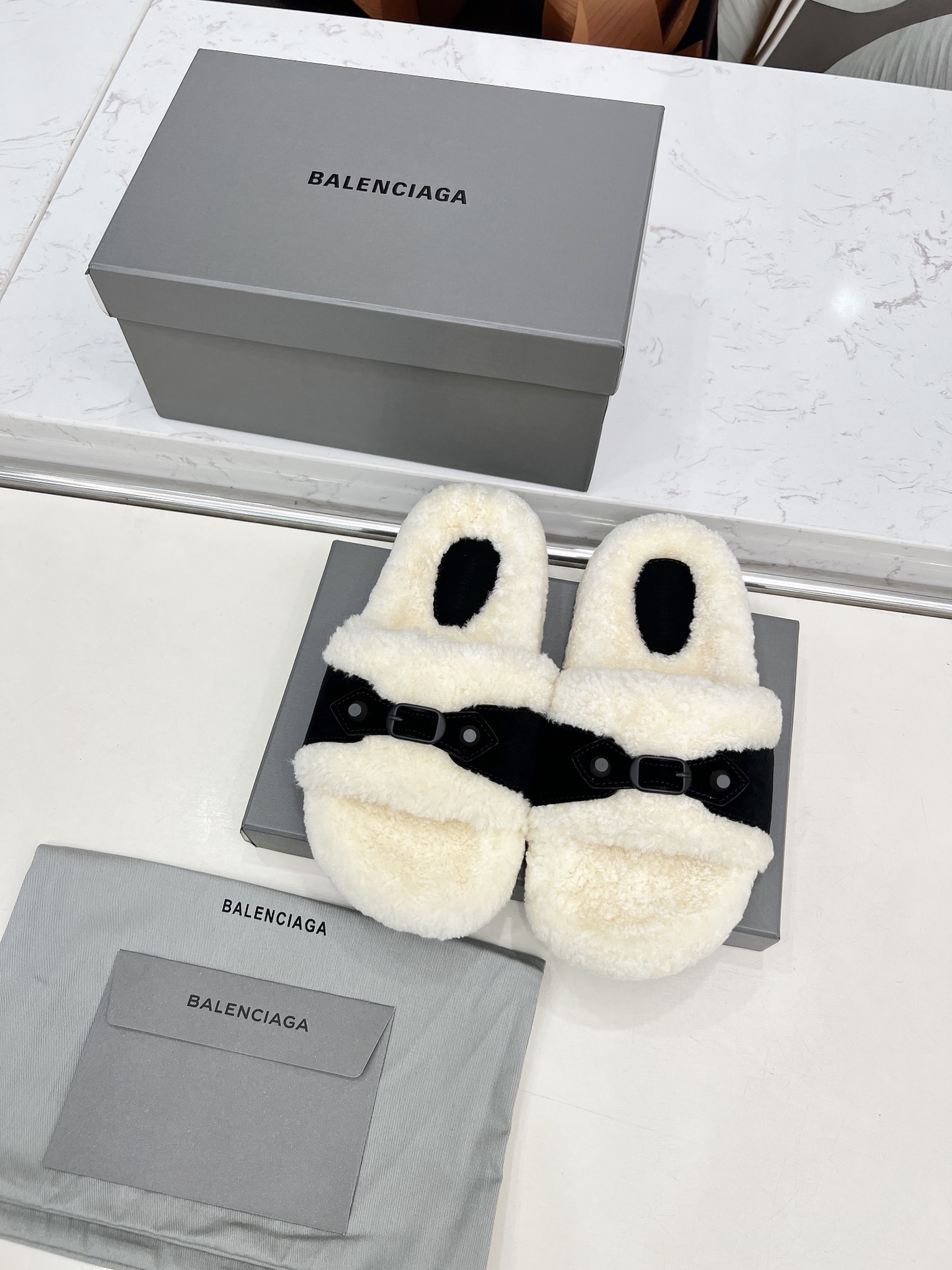 NO:613677,Out of BALENciag [Balenciaga] 2025 new style fur slippers. The upper is made of mercerized cow suede fabric. The entire inner pad is made of pure wool. It is furry, super cute, and feels like walking on clouds. It is fashionable and versatile when worn barefoot or with socks. The rubber outsole is non-slip and wear-resistant. Size35-40 (41 custom-made), fur shoes and slippers, balenciaga, balenciaga, slippers, socks19860909出 BALENCIAG【巴黎世家】 2025新款毛拖 鞋面采用丝光牛反绒面料特级纯羊毛整个内里垫脚采用纯羊毛毛茸茸的,超可爱,踩云脚感,光脚或者搭配袜子穿都时尚百搭保暖舒适橡胶大底防滑耐磨  Size35-40（41定做）,毛毛鞋拖鞋,balenciaga,balenciaga,slippers,socks,Women's Shoes