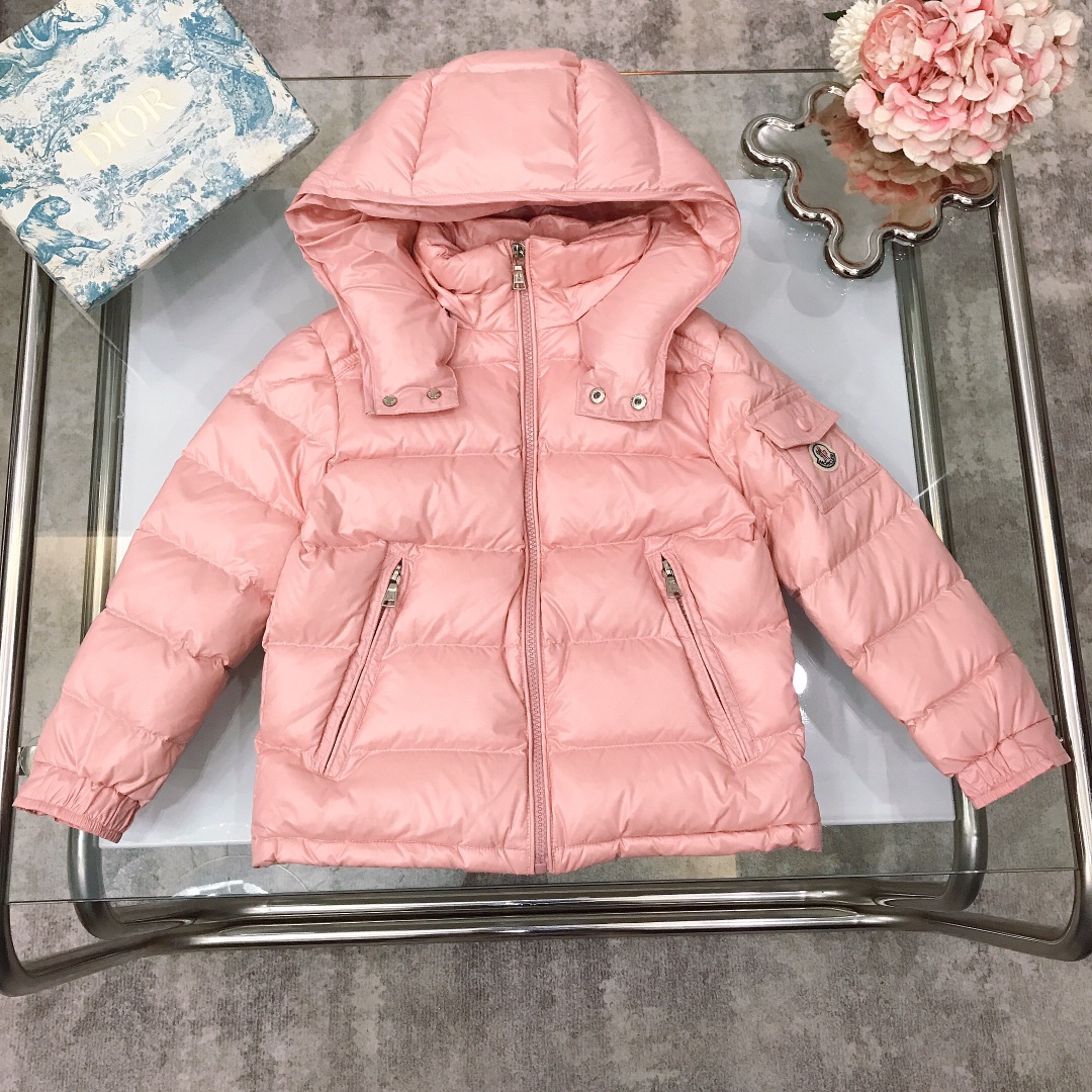 NO:578883,[Ready stock] Size-160cm size--130-140-150-160 'Long-term availability' Moncl* autumn and winter classic 'Maya' down jacket, same style for men and women, YB quality!  The version is very correct, super good-looking, warm, comfortable and versatile. Upgraded quality version ~ Selected high-quality national standard 90 white goose down filling, high fluffiness, no-wash material, excellent windproof, coldproof and warmth retention, all accessories and hardware are customized one-to-one by YB, high-end quality!  The version is on point, fashionable and popular style, suitable for any figure, the upper body effect is great, it is ok to give to others and wear for yourself. Must buy super value ~ Color: pink, white, black, maroon, green, suitable for 105cm～155cm, clothes, down jacket,19860909【现货发】 尺码-160cm size--130-140-150-160《长期有货》  Moncl*秋冬经典款 “玛雅”羽绒服 男女同款,YB品质！版型非常正 超高颜值 保暖舒适百搭爆款 品质升级版～ 精选优质国标90白鹅绒填充 蓬松度高 免洗材质,防风防寒保暖性极佳,所有配件五金都是YB一比一定制 高端品质！版型正点 时尚流行的款式风格 适合任何身材,上身效果超赞,送人自穿都很ok 必收超值款 ～ 颜色粉色 白色 黑色 枣红色 绿色 适合105cm～155cm,衣服,down jacket,,Children's