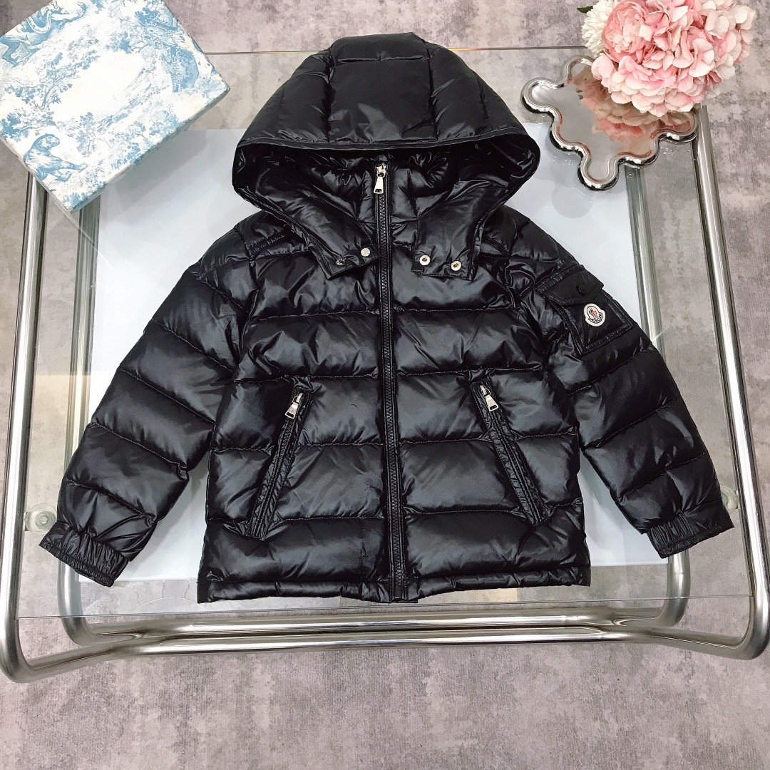 NO:575349,[Ready stock] Size-160cm size--130-140-150-160 'Long-term availability' Moncl* autumn and winter classic 'Maya' down jacket, same style for men and women, YB quality!  The version is very correct, super good-looking, warm, comfortable and versatile. Upgraded quality version ~ Selected high-quality national standard 90 white goose down filling, high fluffiness, no-wash material, excellent windproof, coldproof and warmth retention, all accessories and hardware are customized one-to-one by YB, high-end quality!  The version is on point, fashionable and popular style, suitable for any figure, the upper body effect is great, it is ok to give to others and wear for yourself. Must buy super value ~ Color: pink, white, black, maroon, green, suitable for 105cm～155cm, clothes, down jacket,19860909【现货发】 尺码-160cm  size--130-140-150-160《长期有货》  Moncl*秋冬经典款 “玛雅”羽绒服 男女同款,YB品质！版型非常正 超高颜值 保暖舒适百搭爆款 品质升级版～ 精选优质国标90白鹅绒填充 蓬松度高 免洗材质,防风防寒保暖性极佳,所有配件五金都是YB一比一定制 高端品质！版型正点 时尚流行的款式风格 适合任何身材,上身效果超赞,送人自穿都很ok 必收超值款 ～ 颜色粉色 白色 黑色 枣红色 绿色 适合105cm～155cm,衣服,down jacket,,Children's