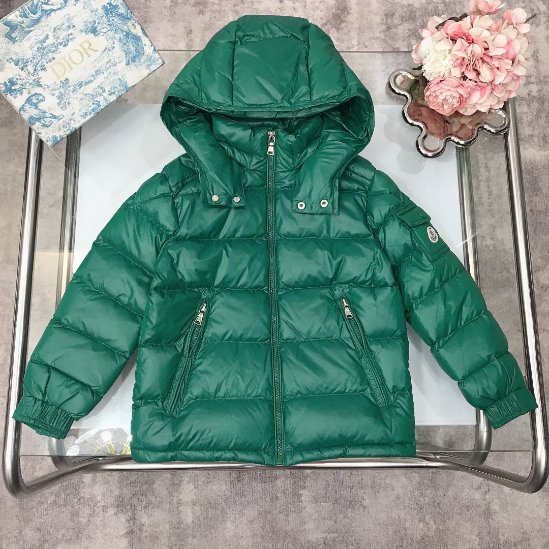 NO:578858,[Ready stock] Size-160cm size--130-140-150-160 'Long-term availability' Moncl* autumn and winter classic 'Maya' down jacket, same style for men and women, YB quality!  The version is very correct, super good-looking, warm, comfortable and versatile. Upgraded quality version ~ Selected high-quality national standard 90 white goose down filling, high fluffiness, no-wash material, excellent windproof, coldproof and warmth retention, all accessories and hardware are customized one-to-one by YB, high-end quality!  The version is on point, fashionable and popular style, suitable for any figure, the upper body effect is great, it is ok to give to others and wear for yourself. Must buy super value ~ Color: pink, white, black, maroon, green, suitable for 105cm～155cm, clothes, down jacket,19860909【现货发】 尺码-160cm size--130-140-150-160《长期有货》  Moncl*秋冬经典款 “玛雅”羽绒服 男女同款,YB品质！版型非常正 超高颜值 保暖舒适百搭爆款 品质升级版～ 精选优质国标90白鹅绒填充 蓬松度高 免洗材质,防风防寒保暖性极佳,所有配件五金都是YB一比一定制 高端品质！版型正点 时尚流行的款式风格 适合任何身材,上身效果超赞,送人自穿都很ok 必收超值款 ～ 颜色粉色 白色 黑色 枣红色 绿色 适合105cm～155cm,衣服,down jacket,,Children's