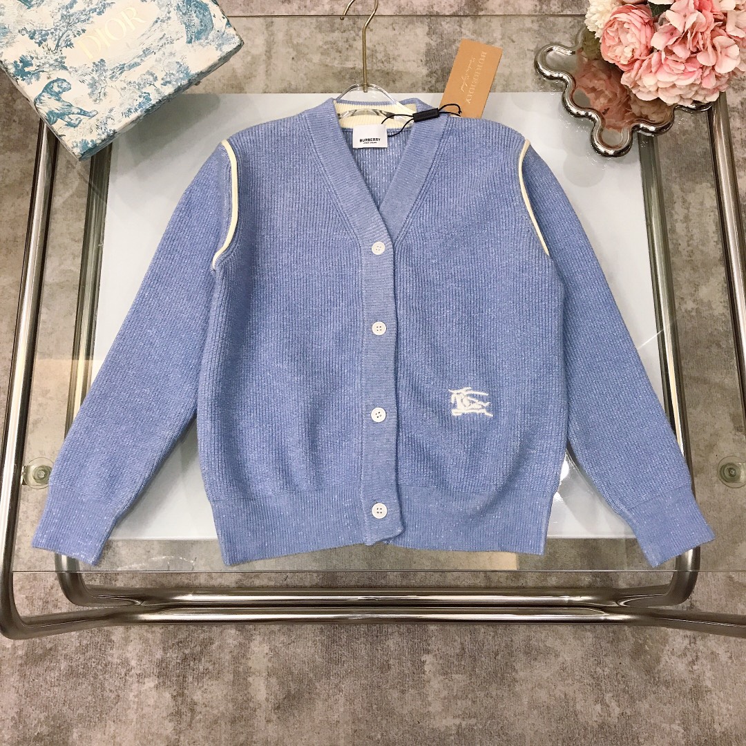 NO:575408,[Ready stock] Burberr* Versatile series ~ same cardigan sweater for boys and girls, classic embroidered war horse logo, made of gold thread ~ the fabric is super soft and delicate, and feels great!  The whole set of upper body has a high-end temperament and high version quality. Simple and elegant style. The upper body is very beautiful. The shape is awesome. Color blue red size--140-150-160 [CM] Counter packaging 10, clothes, burberry, sweaters,19860909【现货发】   Burberr* 百搭系列～男女宝宝同款开衫毛衣 经典刺绣战马logo标志 金丝线打造～面料超级柔软细腻,手感超好！整套上身气质高级感十足高版本质量 简单大方款式 上身非常好看 版型超赞 颜色蓝色 红色 size--140-150-160【CM】  专柜包装10,衣服,burberry,sweaters,,Children's