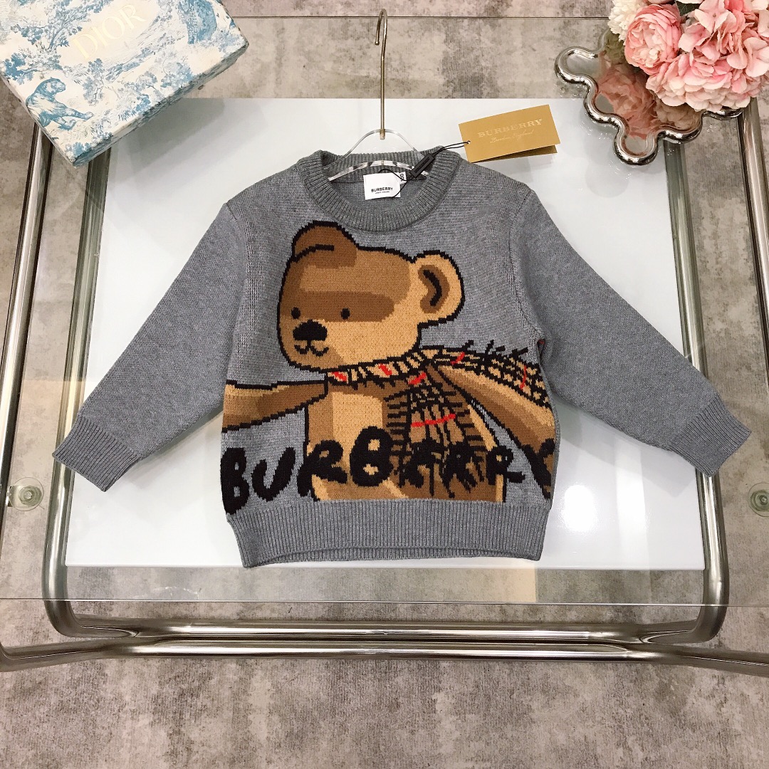 NO:579086,[Ready stock] Size - Burberr* Versatile Series ~ The same pullover sweater for boys and girls. The classic bear pattern is made of one-piece hook and thread ~ The fabric is super soft and delicate, and feels great!  The upper body has a high-end temperament, high version quality, simple and elegant style, the upper body is very good-looking, and the version is awesome size-110-120-130-140-150-[CM] Counter packaging 10, clothes, burberry, sweaters,19860909【现货发】  尺寸-  Burberr* 百搭系列～男女宝宝同款套头毛衣 经典小熊图案一体钩线打造～面料超级柔软细腻,手感超好！上身气质高级感十足高版本质量 简单大方款式 上身非常好看 版型超赞 size-110-120-130-140-150-【CM】  专柜包装10,衣服,burberry,sweaters,,Children's