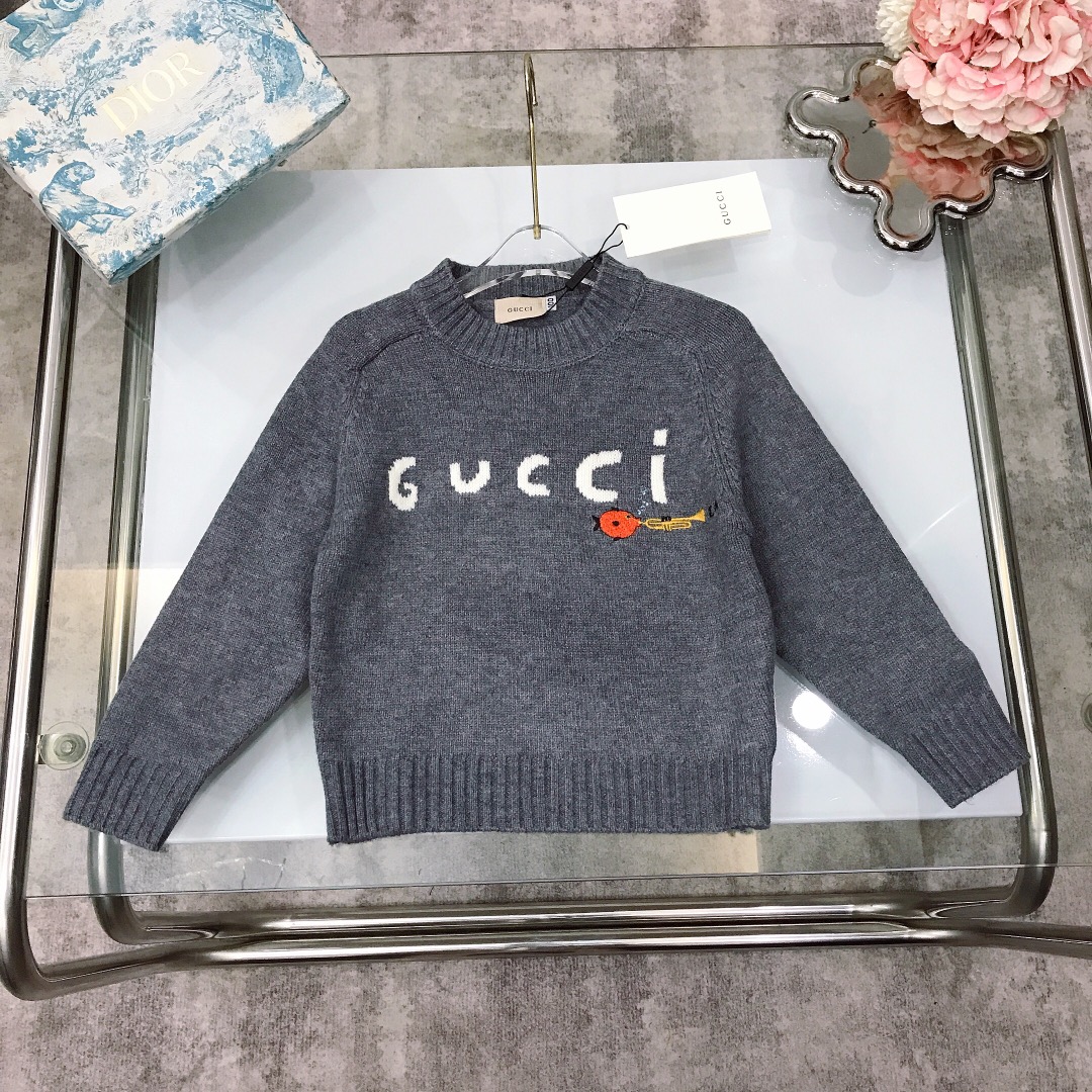 NO:579096,[Ready stock] Size - GUCC* Versatile series ~ The same pullover sweater for boys and girls. Classic logo letters and embroidered fish integrated hook and thread to create ~ thickened version can also be worn in winter, the fabric is super soft and delicate, and feels great!  The upper body has a high-end temperament, high version quality, simple and elegant style, the upper body is very good-looking, and the version is awesome size-110-120-130-140-150-[CM] Counter packaging 10, clothes, gucci, sweaters,19860909【现货发】  尺寸-  GUCC* 百搭系列～男女宝宝同款套头毛衣 经典logo字母标志搭配刺绣小鱼一体钩线打造～加厚款 冬季也可穿,面料超级柔软细腻,手感超好！上身气质高级感十足高版本质量 简单大方款式 上身非常好看 版型超赞 size-110-120-130-140-150-【CM】  专柜包装10,衣服,gucci,sweaters,,Children's