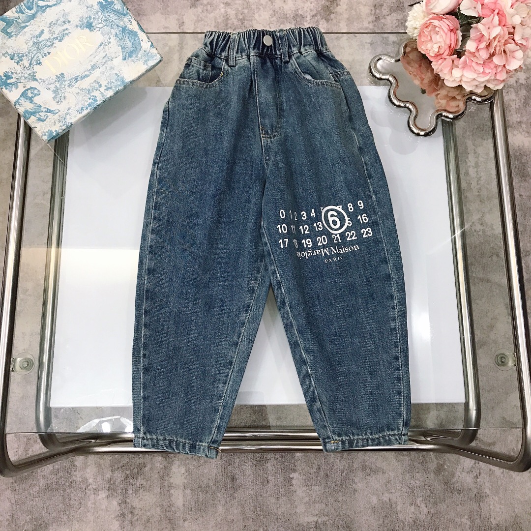 NO:579100,[Ready stock] size- Margiela MM6 jeans, one of the must-have items for fashionistas ~ super high-end washed denim color, excellent color rendering, pure cotton, slightly elastic, soft and comfortable ~ high-density pure cotton, silky, delicate and shiny high-end fashion style, made of imported high-end custom-selected high-quality organic cotton fabrics, comfortable and breathable, and the upper body effect is very good. Size-110-120-130-140-150-[CM]  Need counter packaging, clothes, masion margiela, masion margiela, jeans,19860909【现货发】  size-  马吉拉 MM6 牛仔裤 时尚达人必备单品之一～超高级水洗牛仔色 显色度超级赞 纯棉 微弹柔软舒适～高密度纯棉 丝滑细腻有光泽高级时髦款,采用进口高端定制精选优质有机棉面料 舒适透气 上身效果非常好 尺码-110-120-130-140-150-【CM】 需要专柜包装元,衣服,masion margiela,masion margiela,jeans,,Children's