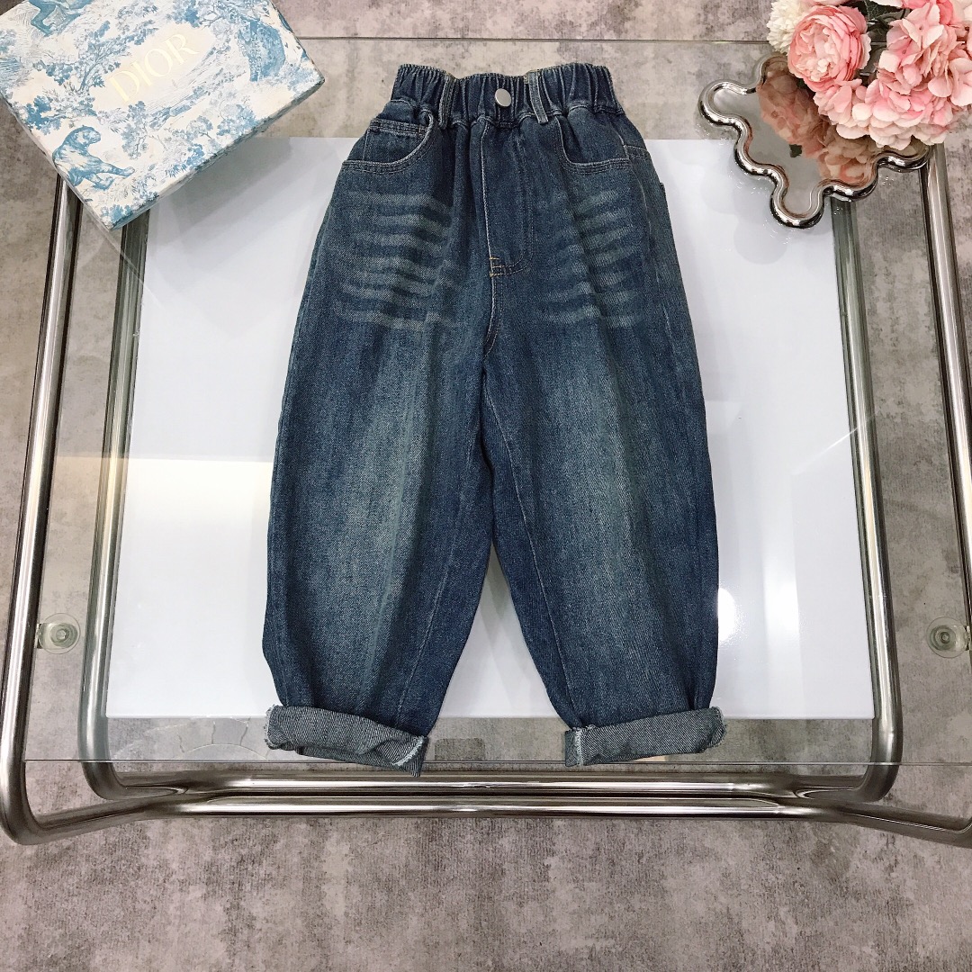 NO:578874,[Ready stock] size- Burberr* jeans with war horse print on the back pocket. One of the must-have items for fashionistas ~ Super high-end washed denim color. Excellent color rendering. Pure cotton. Micro-elastic, soft and comfortable ~ High-density pure cotton. Silky, delicate and shiny. High-end fashion style. Made of imported high-end custom-selected high-quality organic cotton fabrics. Comfortable and breathable. The upper body effect is very good. Size-110-120-130-140-150-[CM]  Need counter packaging yuan, clothes, burberry, jeans,19860909【现货发】  size-  Burberr* 牛仔裤 后口袋战马印花 时尚达人必备单品之一～超高级水洗牛仔色 显色度超级赞 纯棉 微弹柔软舒适～高密度纯棉 丝滑细腻有光泽高级时髦款,采用进口高端定制精选优质有机棉面料 舒适透气 上身效果非常好 尺码-110-120-130-140-150-【CM】 需要专柜包装元,衣服,burberry,jeans,,Children's