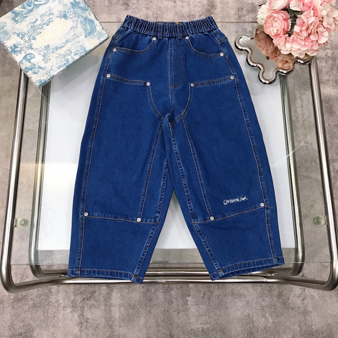 NO:579106,[Ready stock] size- DIO* jeans, one of the must-have items for fashionistas ~ super high-end washed denim color, excellent color rendering, pure cotton, slightly elastic, soft and comfortable ~ high-density pure cotton, silky, delicate and shiny high-end fashion style, made of imported high-end custom-selected high-quality organic cotton fabrics, comfortable and breathable, and the upper body effect is very good. Size-110-120-130-140-150-[CM]  Need counter packaging for yuan, clothes, dior, jeans,19860909【现货发】  size-  DIO* 牛仔裤 时尚达人必备单品之一～超高级水洗牛仔色 显色度超级赞 纯棉 微弹柔软舒适～高密度纯棉 丝滑细腻有光泽高级时髦款,采用进口高端定制精选优质有机棉面料 舒适透气 上身效果非常好 尺码-110-120-130-140-150-【CM】 需要专柜包装元,衣服,dior,jeans,,Children's