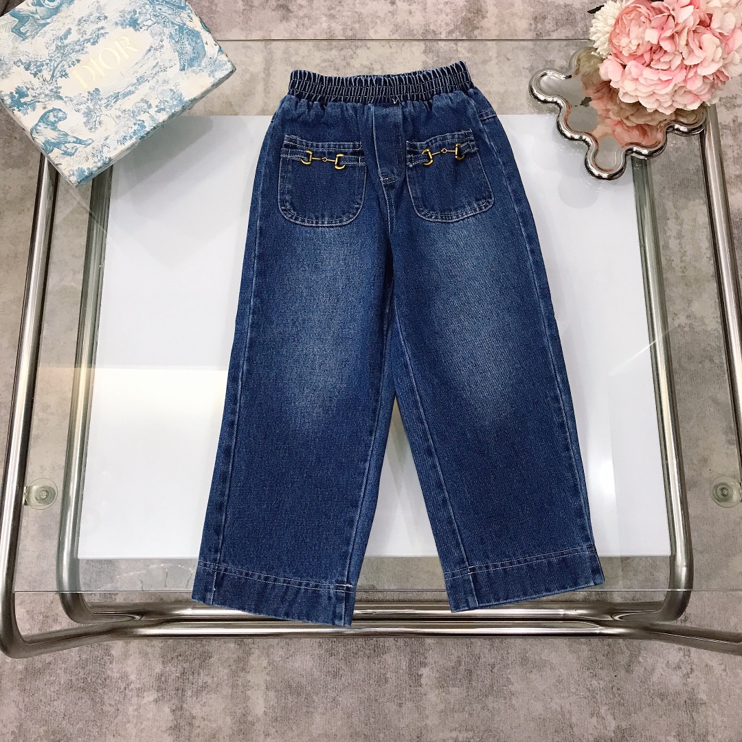 NO:579112,[Ready stock] size- GUCC* girls' jeans with pocket saddle buckle design on both sides. One of the must-have items ~ super high-end washed denim color. Excellent color rendering. Pure cotton. Slightly elastic, soft and comfortable ~ high-density pure cotton. Silky, delicate and shiny high-end fashion style. Made of imported high-end custom-selected high-quality organic cotton fabrics. Size-110-120-130-140-150-[CM] Requires counter packaging, clothing, gucci, jeans,19860909【现货发】  size-  GUCC* 女童牛仔裤 两侧口袋马鞍扣设计 必备单品之一～超高级水洗牛仔色 显色度超级赞 纯棉 微弹柔软舒适～高密度纯棉 丝滑细腻有光泽高级时髦款,采用进口高端定制精选优质有机棉面料 尺码-110-120-130-140-150-【CM】 需要专柜包装元,衣服,gucci,jeans,,Children's