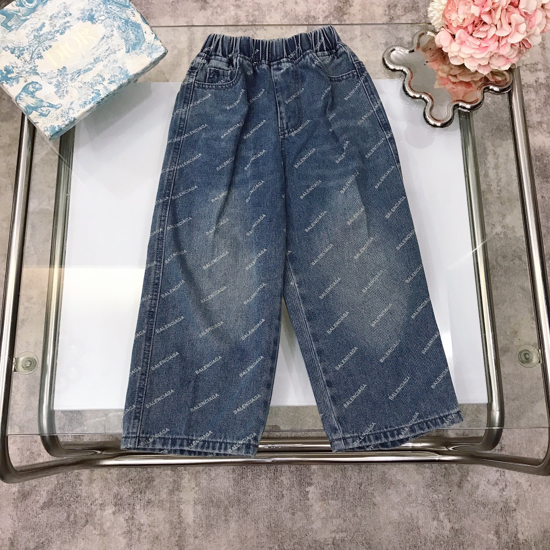 NO:579118,[Available in stock] size- Balenciaga* jeans, one of the must-have items for fashionistas ~ super high-end washed denim color, excellent color rendering, pure cotton, slightly elastic, soft and comfortable ~ high-density pure cotton, silky, delicate and shiny high-end fashion style, made of imported high-end custom-selected high-quality organic cotton fabrics, comfortable and breathable, and the upper body effect is very good. Size-110-120-130-140-150-[CM]  Need counter packaging, clothes, balenciaga, jeans,19860909【现货发】  size-  Balenciaga* 牛仔裤 时尚达人必备单品之一～超高级水洗牛仔色 显色度超级赞 纯棉 微弹柔软舒适～高密度纯棉 丝滑细腻有光泽高级时髦款,采用进口高端定制精选优质有机棉面料 舒适透气 上身效果非常好 尺码-110-120-130-140-150-【CM】 需要专柜包装元,衣服,balenciaga,jeans,,Children's