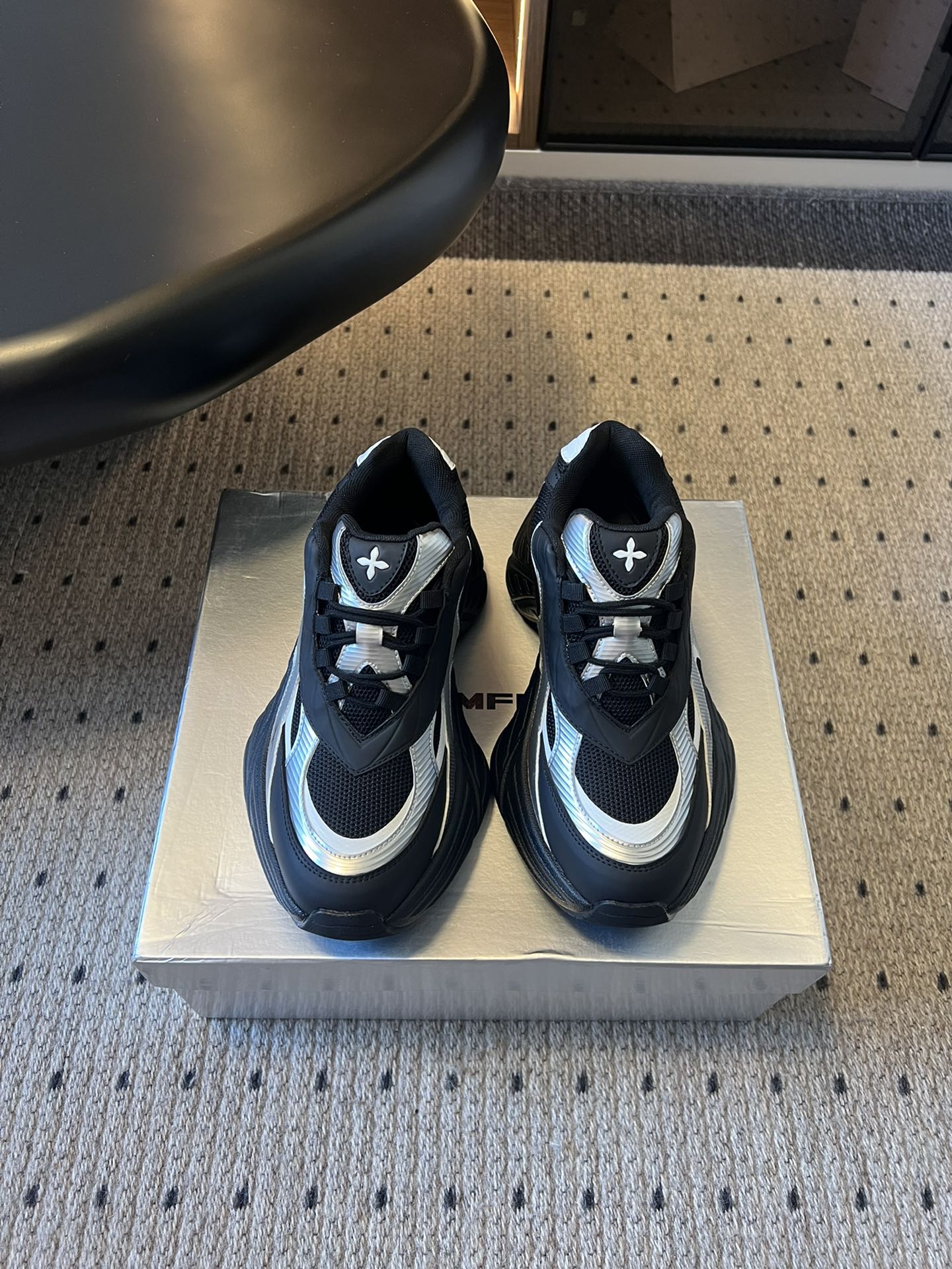 NO:563277,Top-quality SMFK 25SS black thick-soled dad shoes are made of mesh and leather materials, which are both breathable and textured. The shoe body is decorated with the brand's iconic cross flower, which is highly recognizable. The black and silver color scheme is cool and full of futuristic technology. The thick-soled dad shoe style not only enhances the fashion sense, but also has a significant height-increasing effect; the lace design fits the foot shape, is comfortable to wear and easy to adjust the elasticity. It combines sports style and trendy feeling, which is not only suitable for daily leisure, but also adds personality and avant-garde sense to the look. Upper mesh/special technology, inner elastic mesh, outsole rubber combination Size35-45, dad shoes19860909顶级品质 SMFK 25SS黑色厚底老爹鞋 采用网面与皮革拼接的材质,兼具透气性与质感.鞋身带有品牌标志性的十字花装饰,辨识度高,黑银配色酷感十足,充满未来科技感. 厚底老爹鞋款式,在提升时尚感的同时,还能起到显著的增高效果；系带设计贴合脚型,穿着舒适且便于调节松紧.融合了运动风与潮流感,既适合日常休闲,又能为造型增添个性与前卫感. 鞋面网面/特殊工艺 内里弹力网 大底橡胶组合 Size35-45,老爹鞋,Women's Shoes