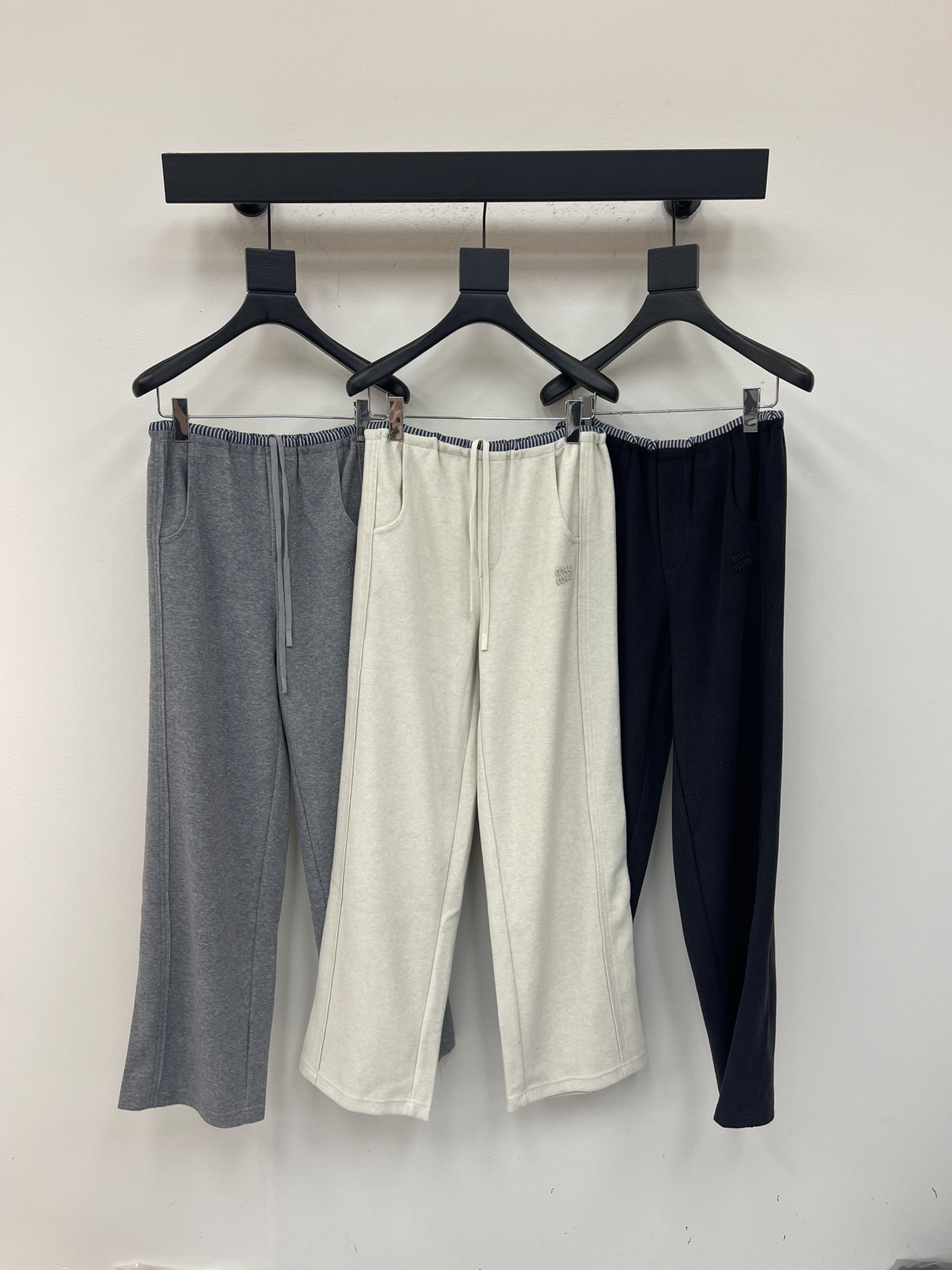 NO:549862,Miumi* drawstring wide-leg trousers custom made of YB imported nylon material, soft and comfortable fabric, smooth and stylish, high-waist drawstring wide-leg trousers style, using close-fitting elastic webbing to decorate the waist, matched with blue and white stripes, it echoes the flap of the back hip, creating a slack and fashionable style, the iconic letter logo in the pocket is instantly improved, easy to control, the trouser legs are outlined in the middle three-dimensional edge, matched with wide-leg straight trousers, inclusively modify the leg shape, highlighting the style, and wearing a full high-story fashionable style, a pair of versatile trousers in all seasons, holiday dates and daily life. Customized surface accessories, accurate version, high version 3 colors,,miumiu,alexander wang19860909Miumi*抽绳阔腿长裤 定制YB进口锦纶材质,面料柔挺舒适,垂顺有型,高腰抽绳阔腿长裤版型,利用贴身弹力松紧织带装点腰身处,配合蓝白条纹包裹碰撞,与后臀翻盖呼应,打造出松弛洋气风格,口袋处标志性字母徽标品牌格调瞬间提升,轻松驾驭,裤腿居中立体边勾勒轮廓,搭配阔腿直筒裤处理,包容修饰腿型,彰显格调,穿出满满的高街时髦风格,一条四季百搭长裤,度假约会日常.定制面辅料 认准版本 高版本 3色,,miumiu,alexander wang,Women's clothing