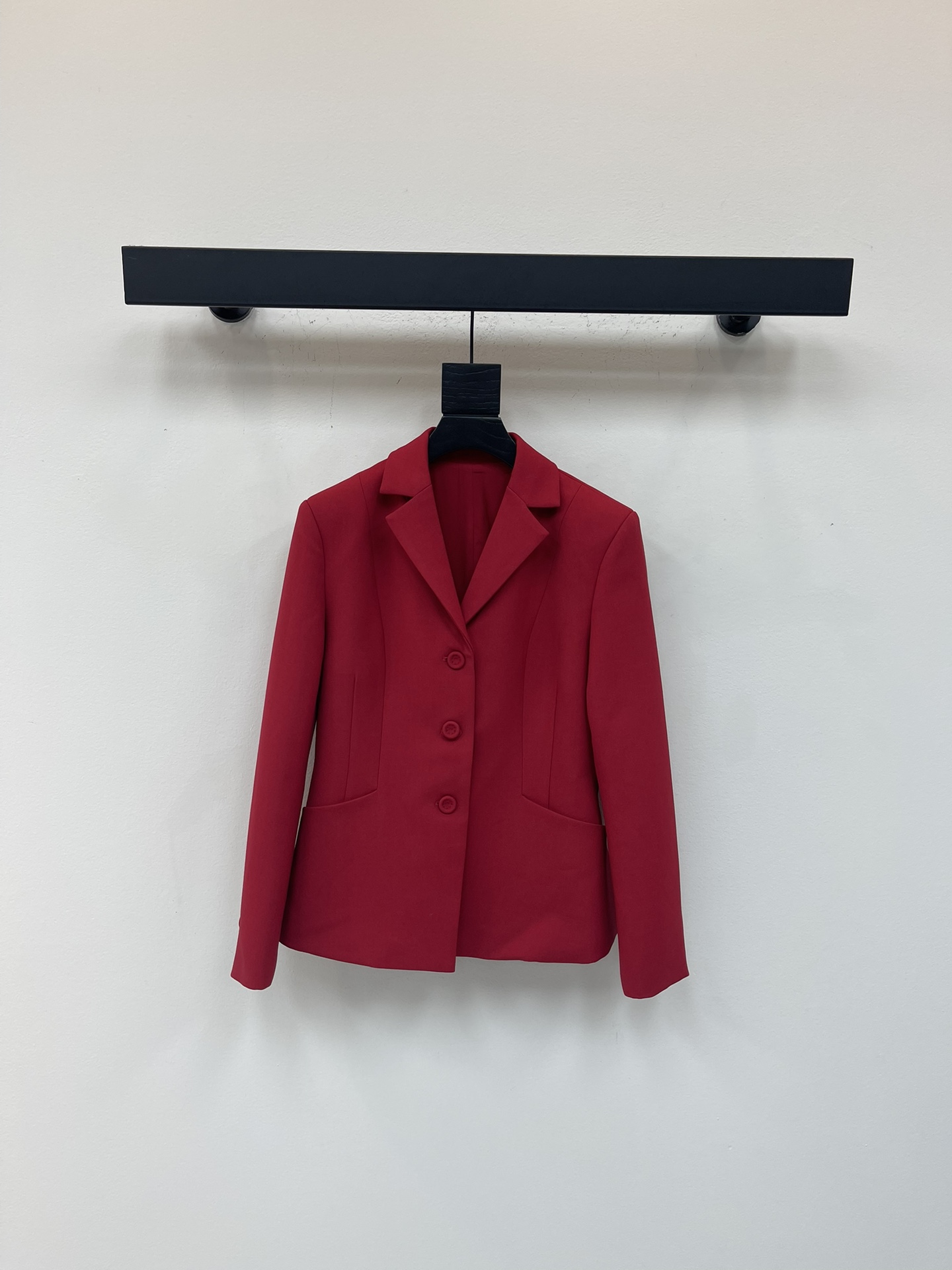 NO:549867,DIOR 25 new autumn and winter style small suit collar, stand-up collar, single-breasted design to modify the neck line, reduce age and sweetness, short design to match, sweet and elegant temperament, a must-have item for dates and parties, a series of upper body matching to reduce age and show temperament, bright red, three codes in one color, SML, dior, business suit, alexander wang19860909DIOR 25秋冬新款 小西装领口立领单排扣设计修饰脖颈线条 减龄又甜美 短款设计下搭 甜美优雅气质 约会聚会必备单品 一系列搭配上身减龄又显气质 大红色 一色三码 SML,,dior,business suit,alexander wang,Women's clothing