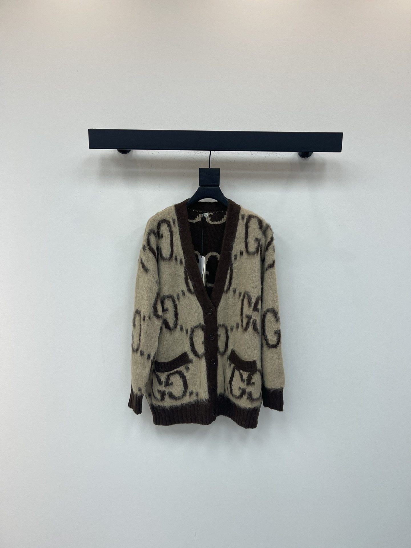 NO:549872,Gucc* new mohair cardigan!  The overall style is loose and lazy. Create a sense of space through the sleeves. It can always make people relaxed and comfortable in every move. The color is an irresistible combination of jujube and camel. The color matching is very autumn and winter. The high-end aesthetics weakens the dull and heavy atmosphere of visuals, warm and stylish. The design of the big V-neck can reveal the shape of the inner clothing. SML, gucci, alexander wang19860909Gucc*新款马海毛开衫！整体版型是偏宽松 慵懒 通过袖子来缔造空间感～总是能让人在举手投足间都轻松又自在颜色定染是让人难以抗拒的枣红和驼色的搭配,很秋冬的配色 高级审美的那一卦 弱化视觉上的沉闷厚重气息,温润有型,大V领的设计可以露出内搭服装的造型SML,,gucci,alexander wang,Women's clothing