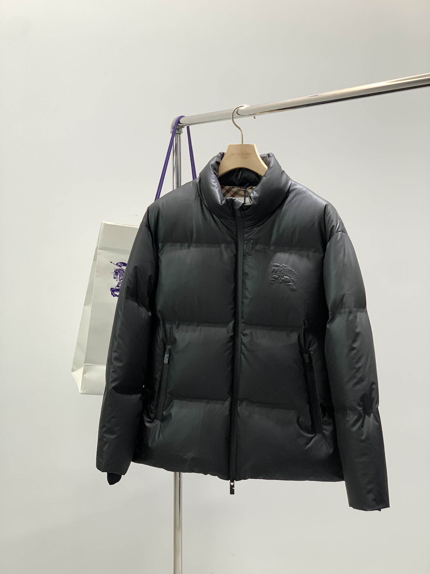 NO:564426,, Burberry, 2025 winter latest products, available at counters simultaneously, original goods, fashionable casual down jacket, imported original fabrics, upper body is comfortable and breathable, top-grade rubber printing technology letter pattern decoration logo, original hardware accessories decoration, extremely high-grade, comfortable and versatile, upper body is very handsome, code size M-3XL 48 yards, 50 yards, 52 yards, 54 yards, 56 yards, middle back length 6870727476  Bust 116120124128132 Hem 112116120124128 Shoulder width 53.55556.55859.5 Sleeve length 6061626364 Cuffs 14.51515.51616.5,,burberry,burberry,down jacket,alexander   wang19860909,Burberry 巴宝莉,2025冬季最新品,专柜同步有售,原单狠货,时尚休闲羽绒服,进口原版面料,上身舒适透气,顶级印胶工艺字母图案装饰logo,原版五金辅料装饰,档次极高,舒适百搭,上身帅气十足,码数M-3XL 48码50码52码54码56码 后中长6870727476 胸围116120124128132 下摆围112116120124128 肩宽53.55556.55859.5 袖长6061626364 袖口14.51515.51616.5,,burberry,burberry,down jacket,alexander wang,Men's clothing